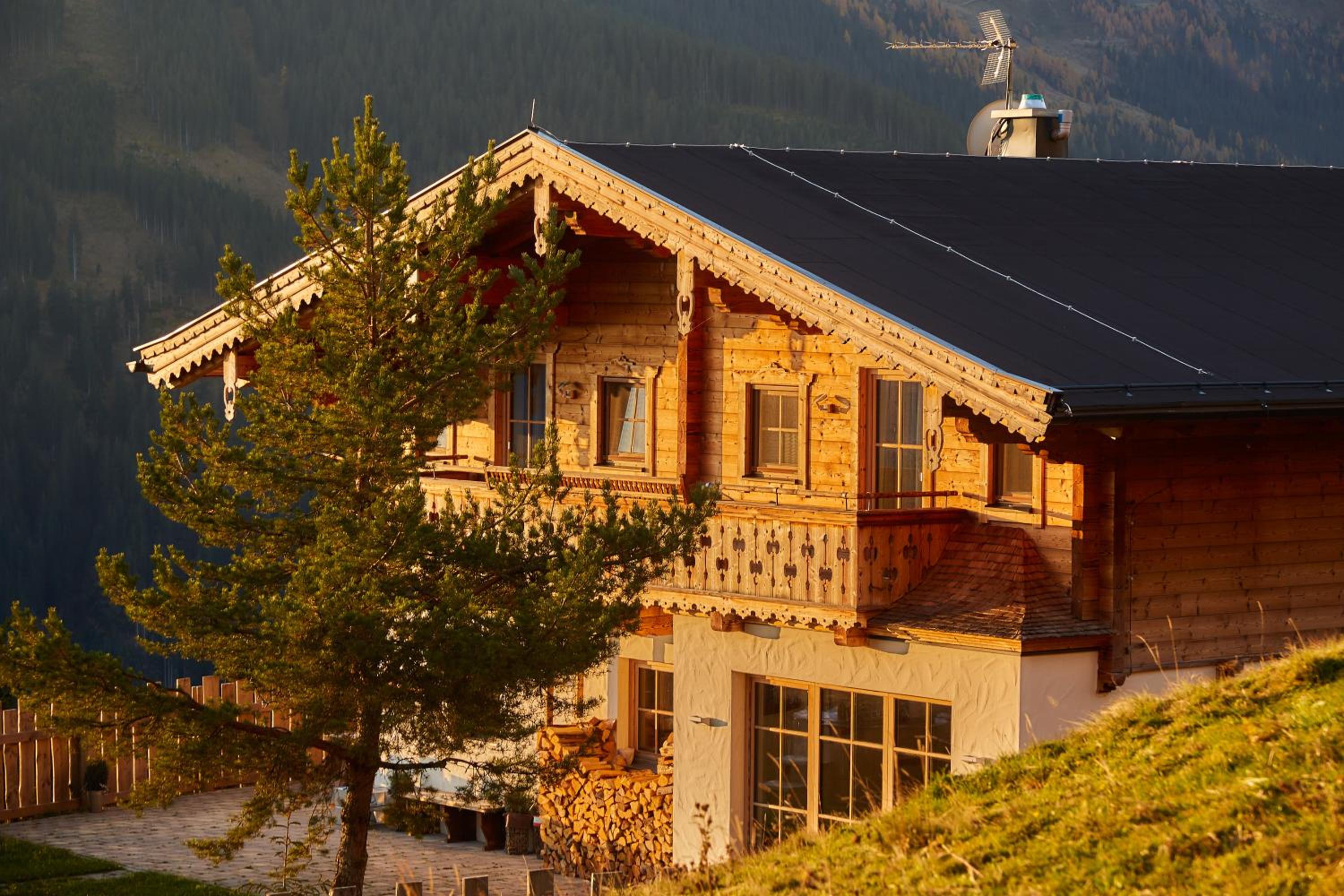 Wallegg Lodge - Alpine Premium Chalet - Ski In-Ski Out - Real Alpine Location Saalbach