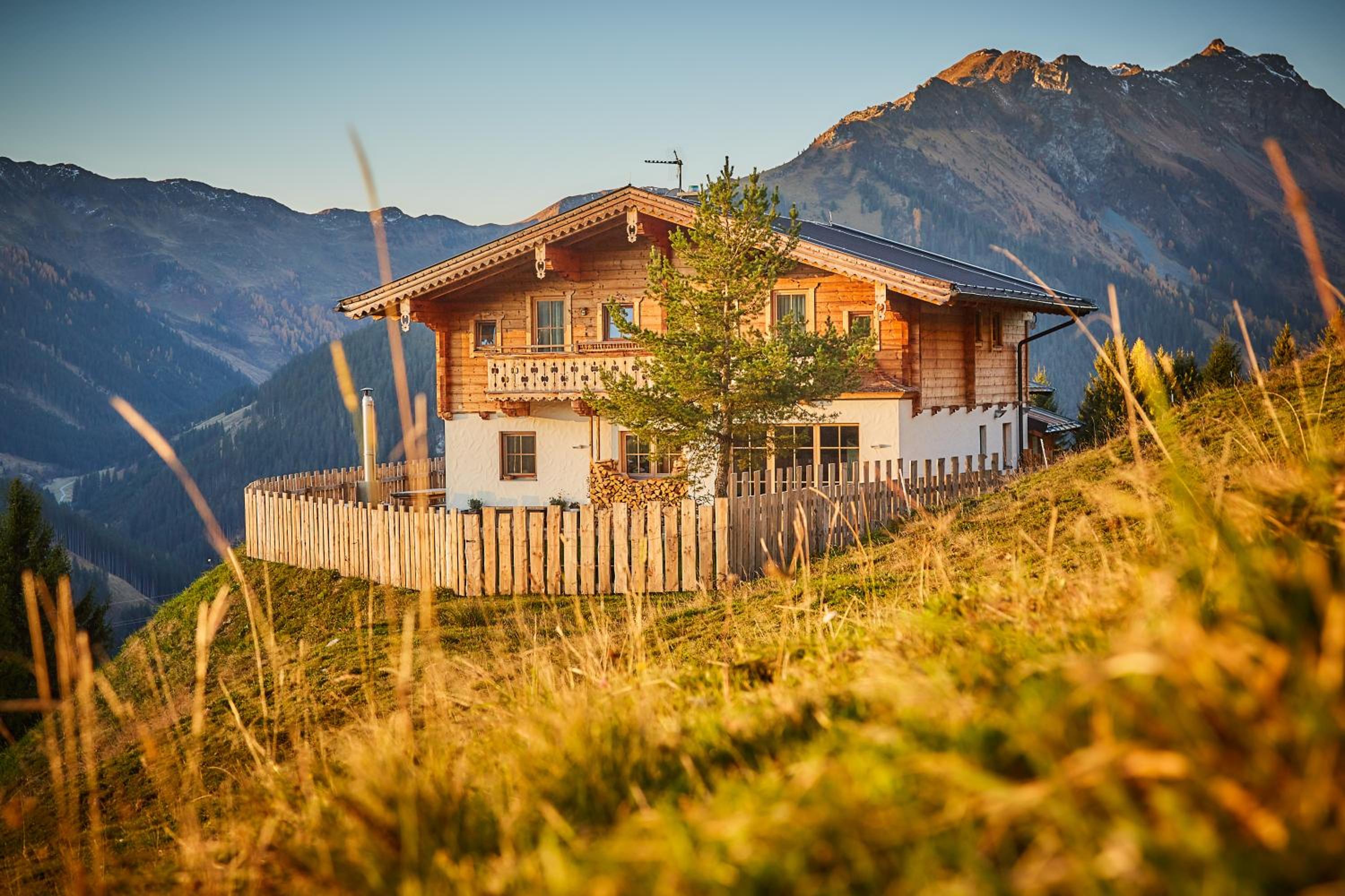 Wallegg Lodge - Alpine Premium Chalet - Ski In-Ski Out - Real Alpine Location Saalbach
