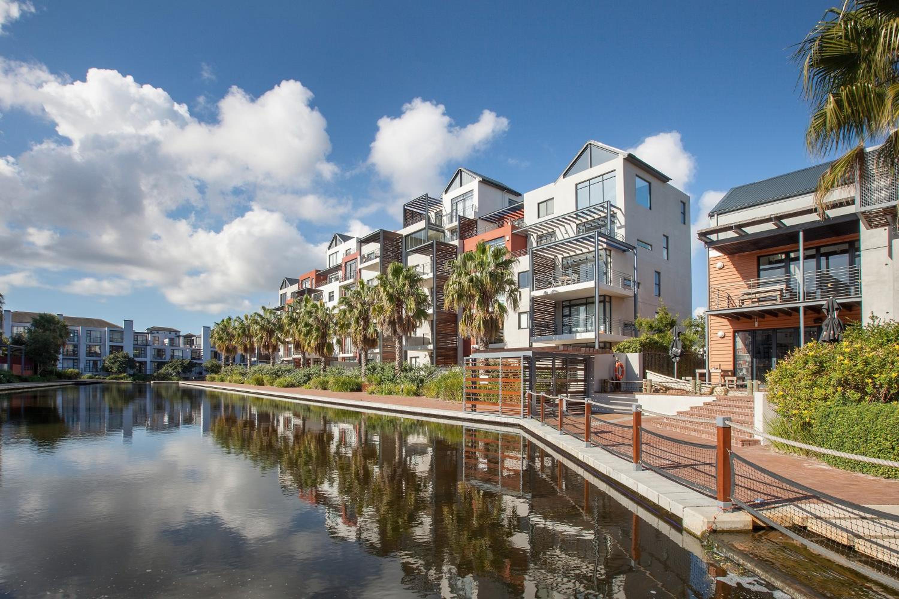 Quayside 301 by CTHA