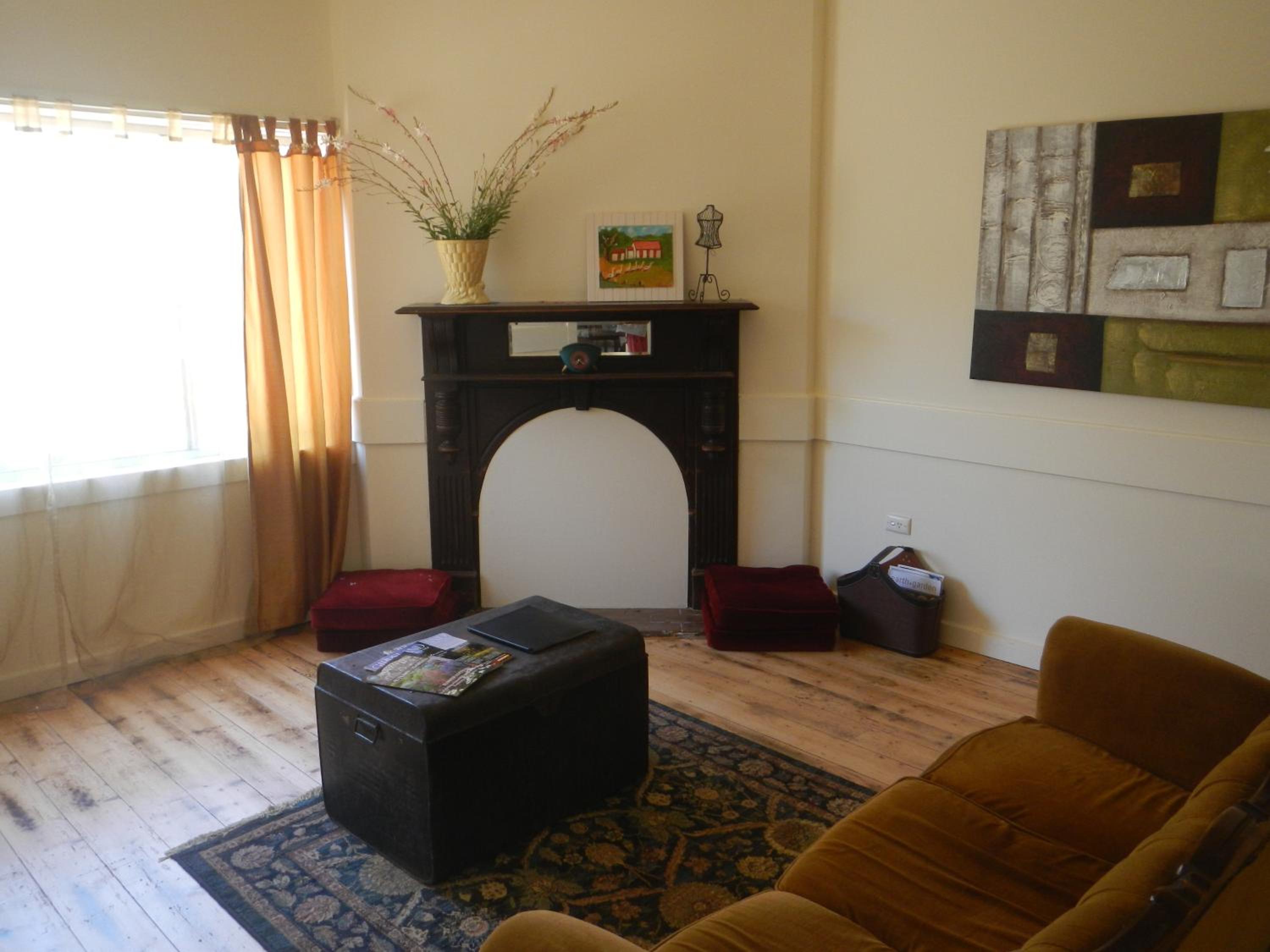 Yarram Cottage: Art and Accommodation