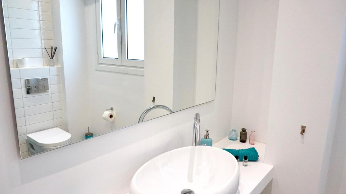 Minimal Fresh Design Apt in Athens