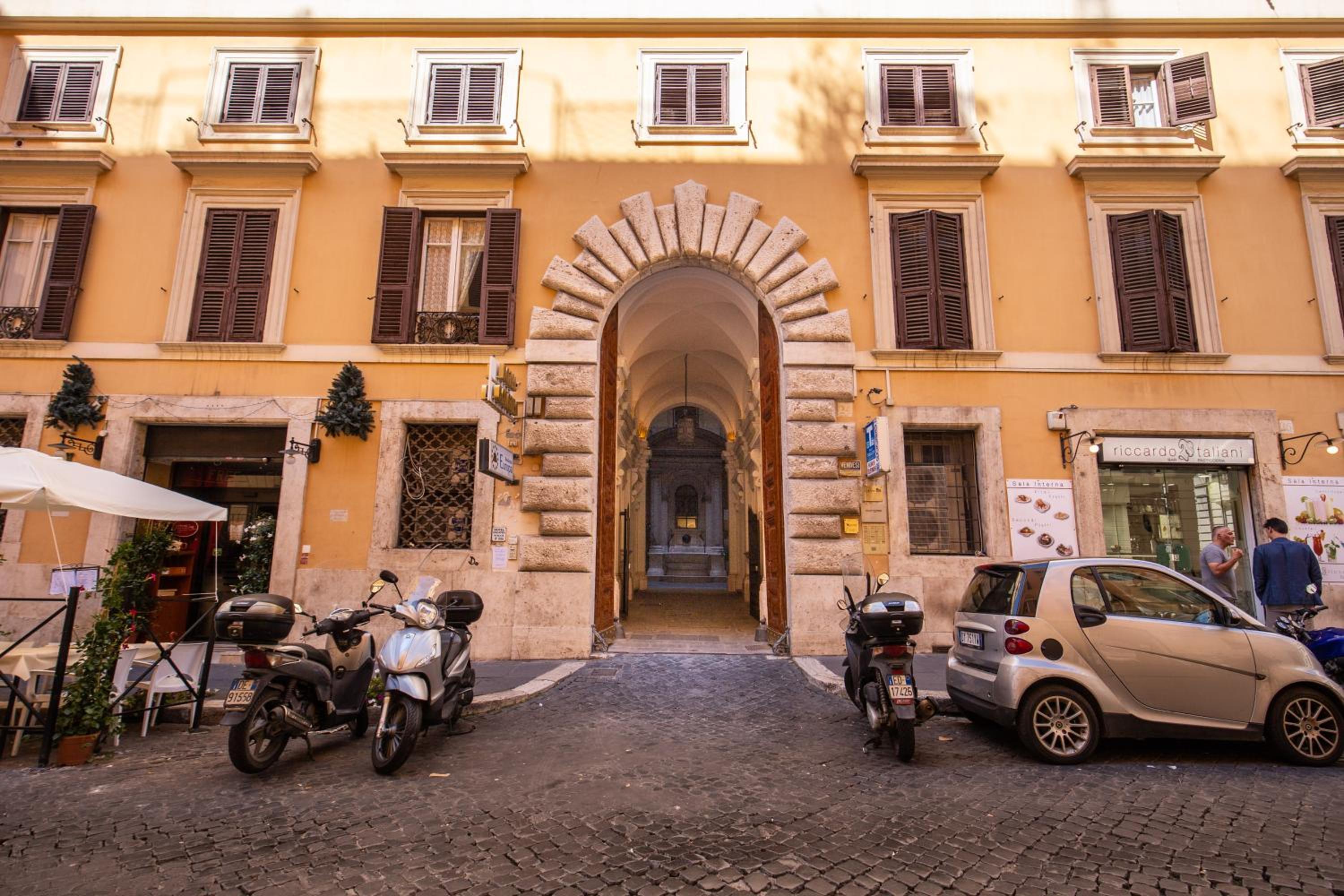DeCharme apartment with terrace in Monti