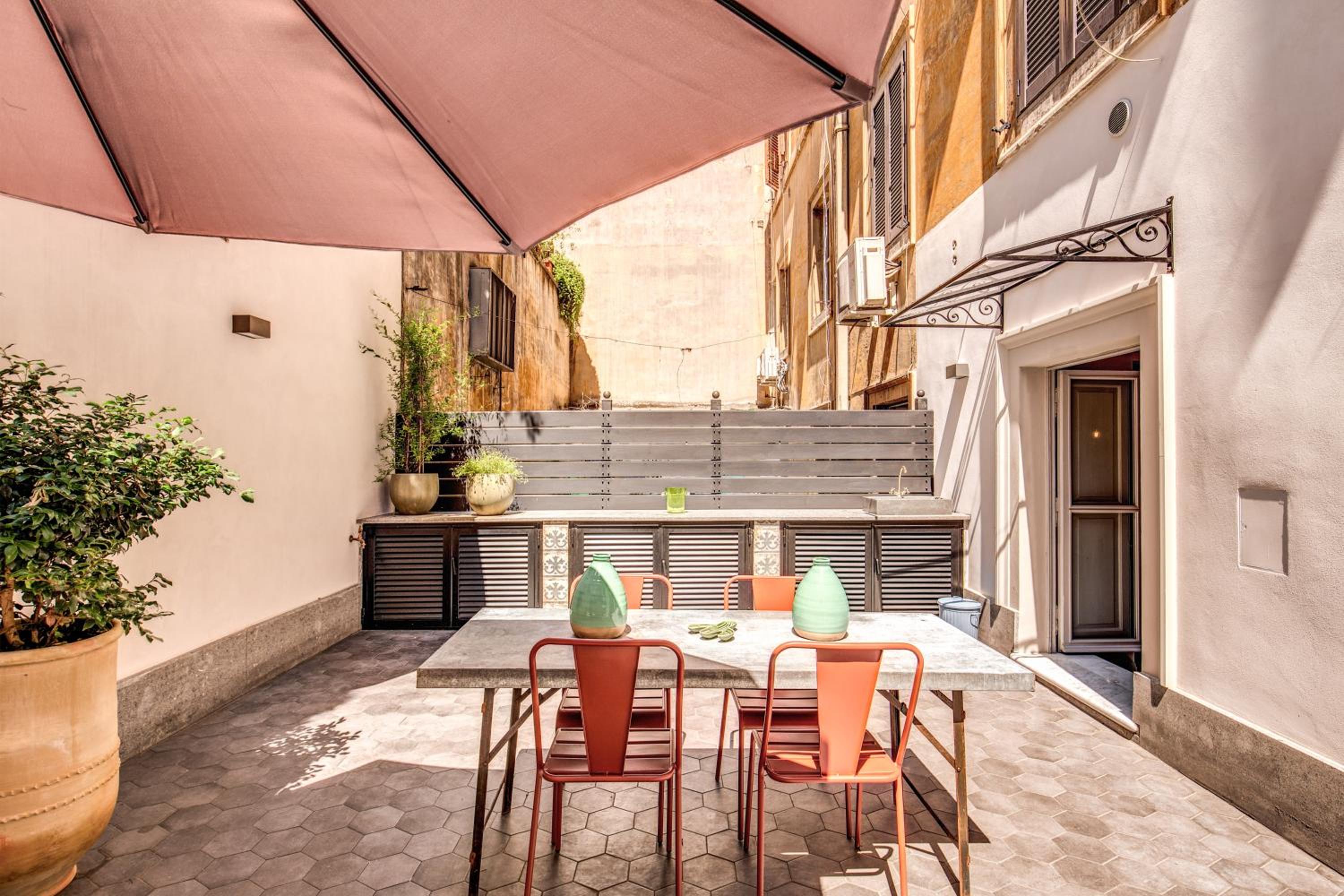 DeCharme apartment with terrace in Monti