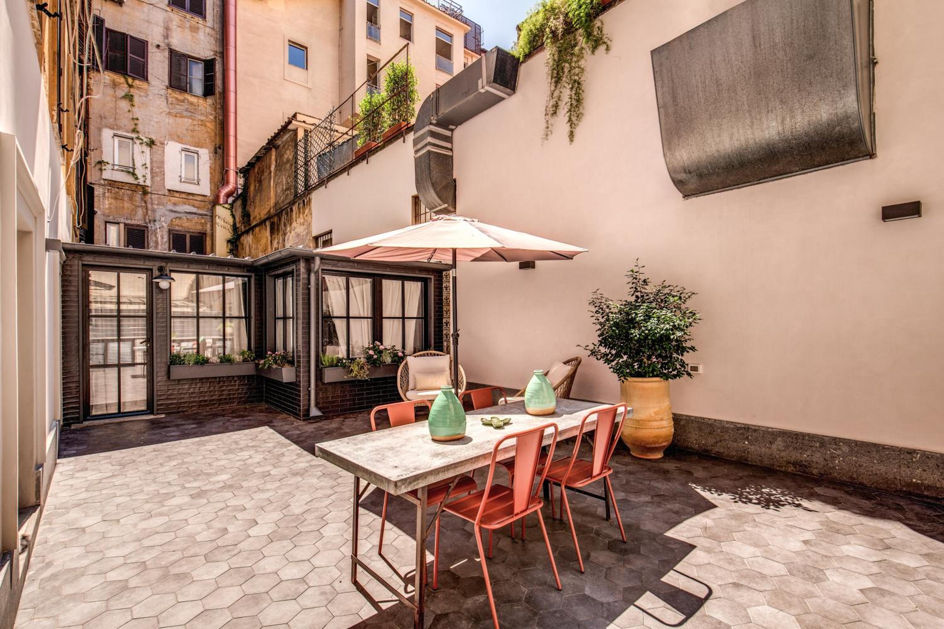 DeCharme apartment with terrace in Monti