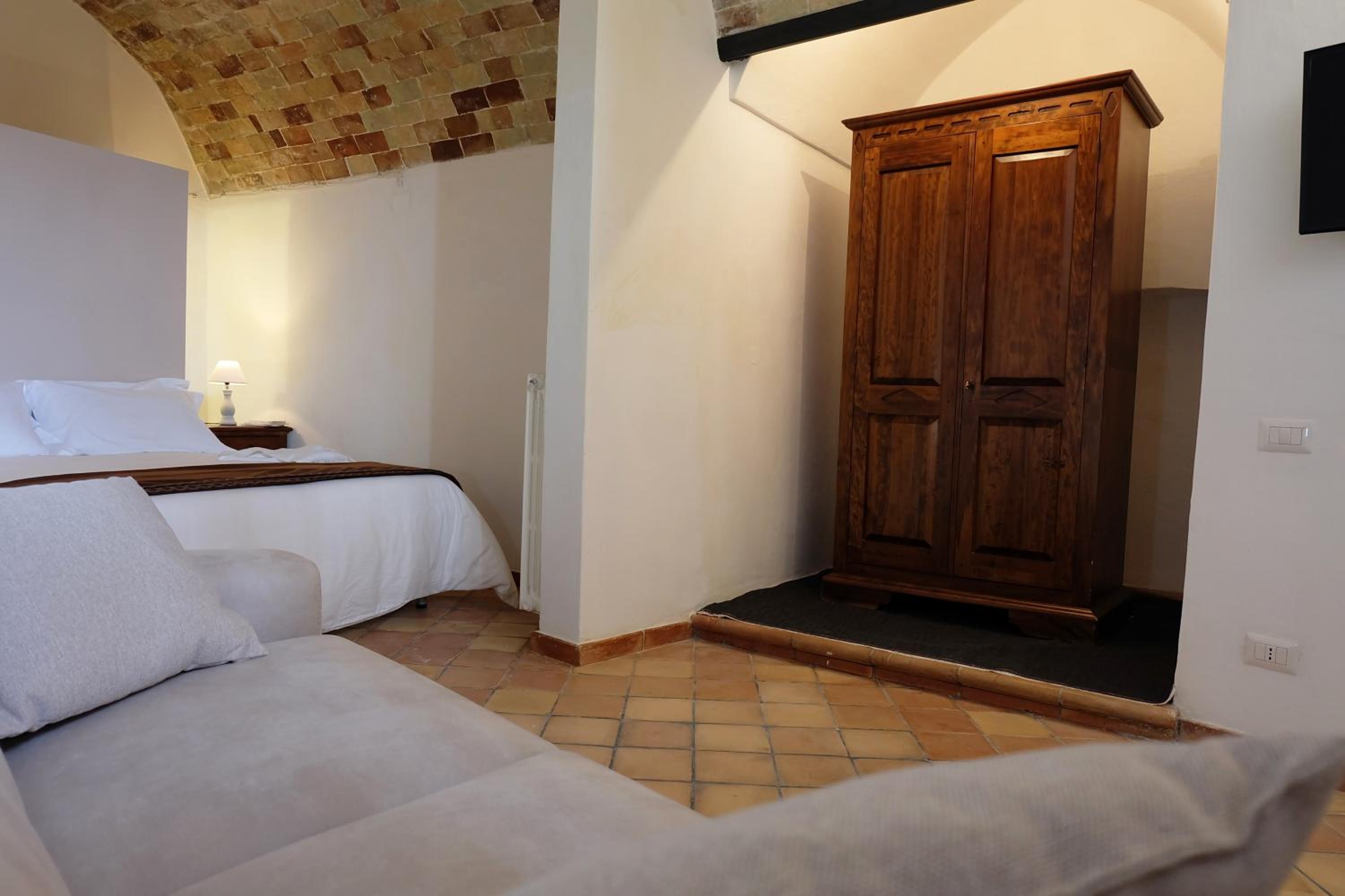 L' Abbraccio dei Sassi en Matera — hotel room