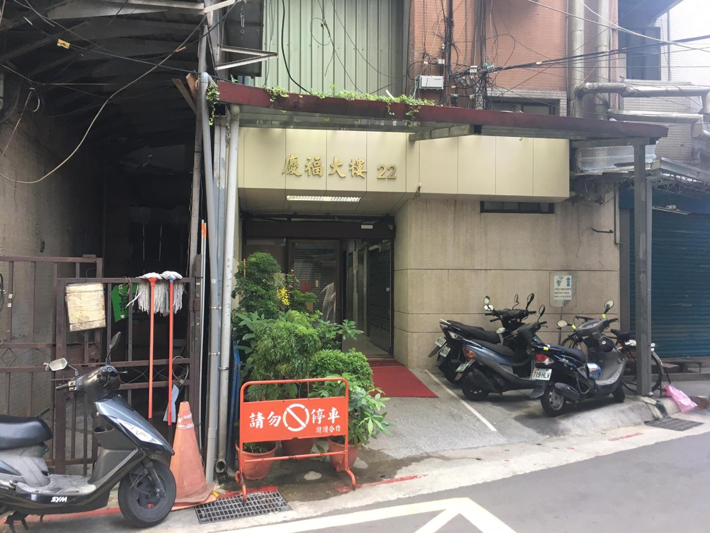 Mr. Lobster’s Secret Den design hostel