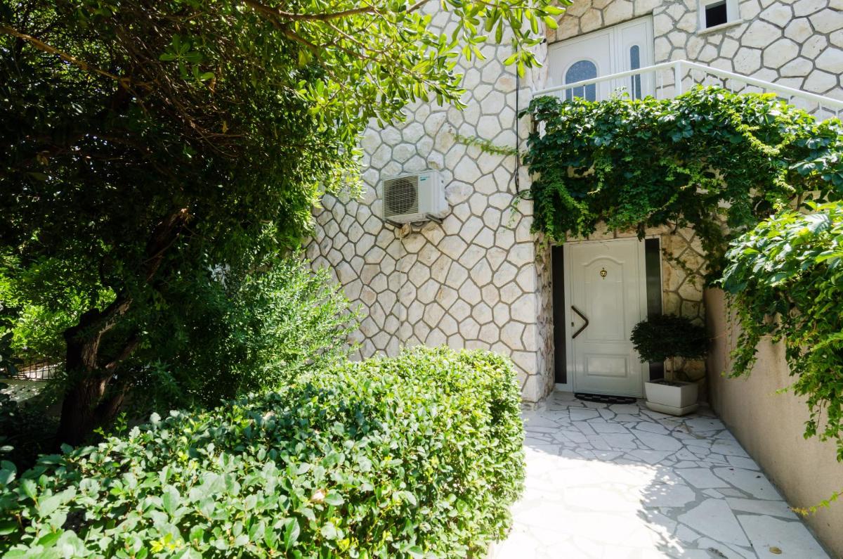 Wisteria Apartment