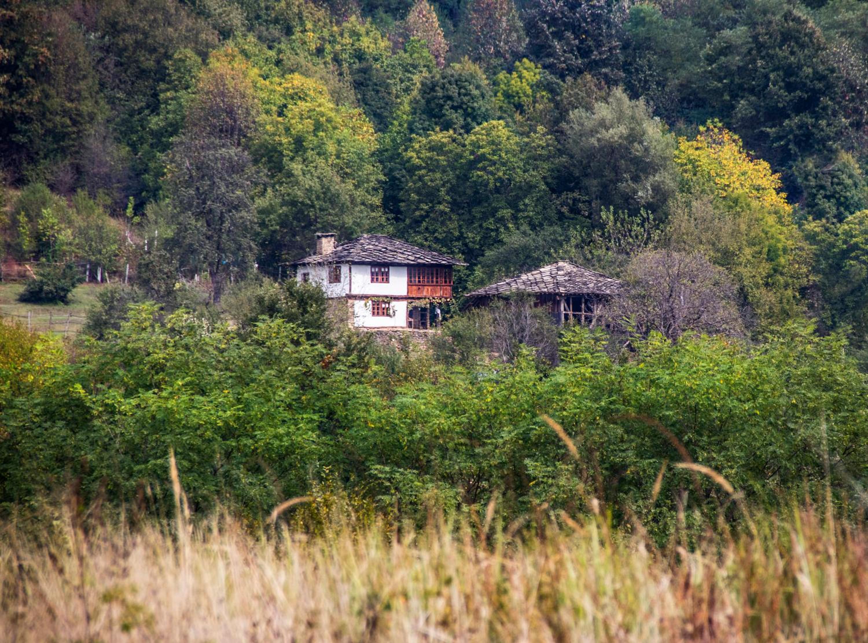 Authentic House with Stunning Mountain View - Karashka