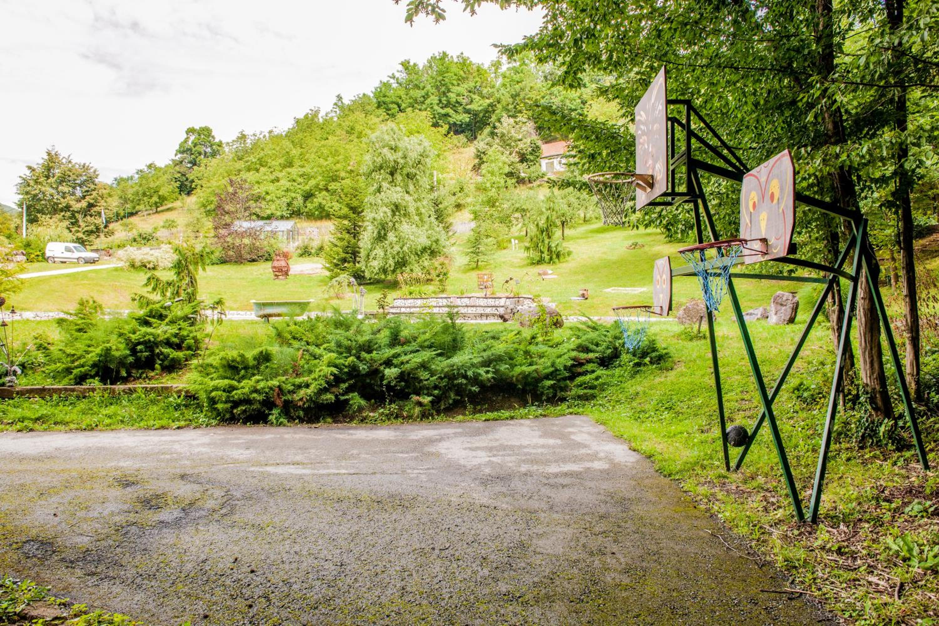 Country house with a pool in Medvednica Nature Park