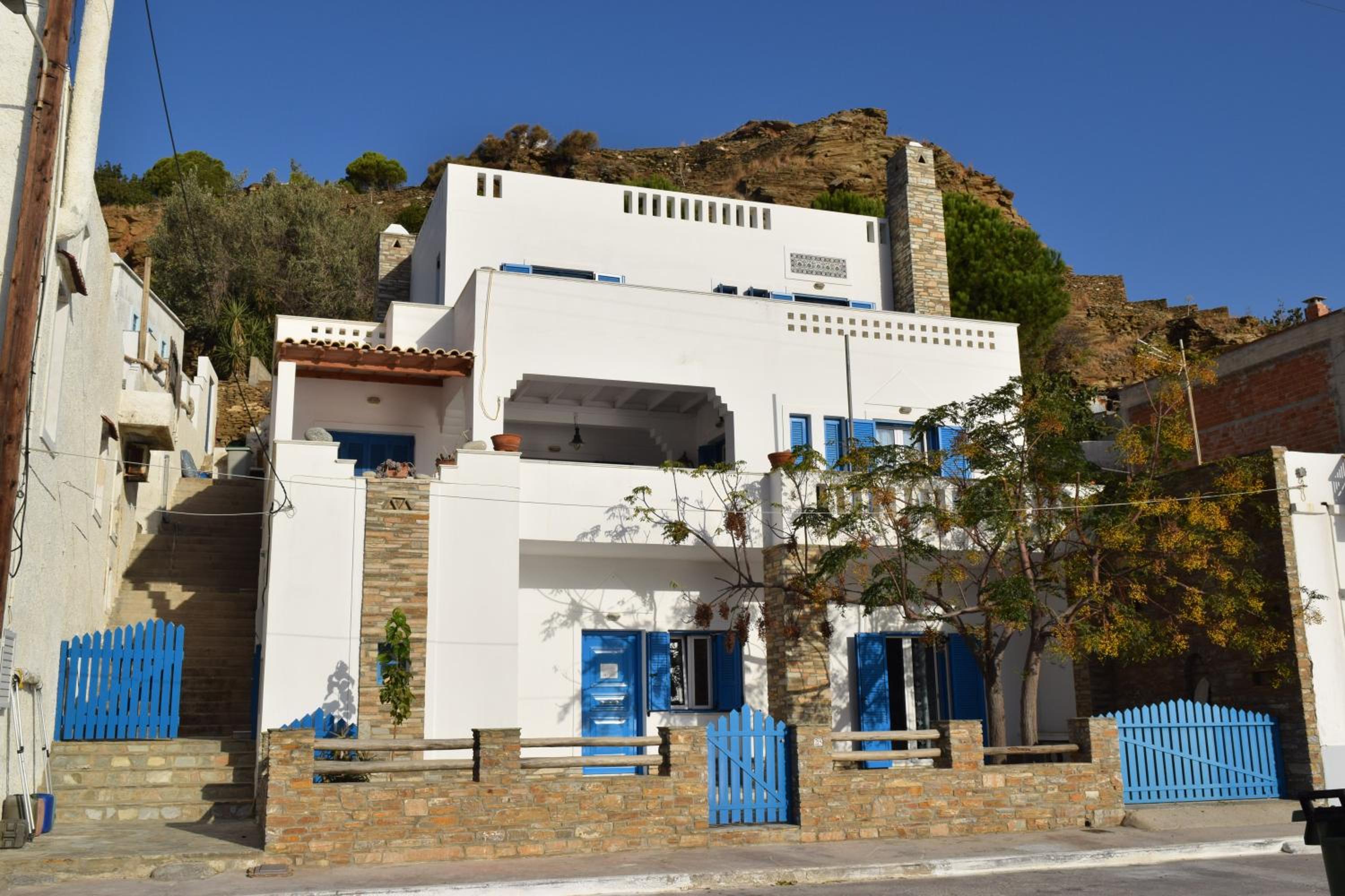 Hotel CLIO'S BEACH HOUSE - DELUXE BEACH FRONT PROPERTY - Image 1