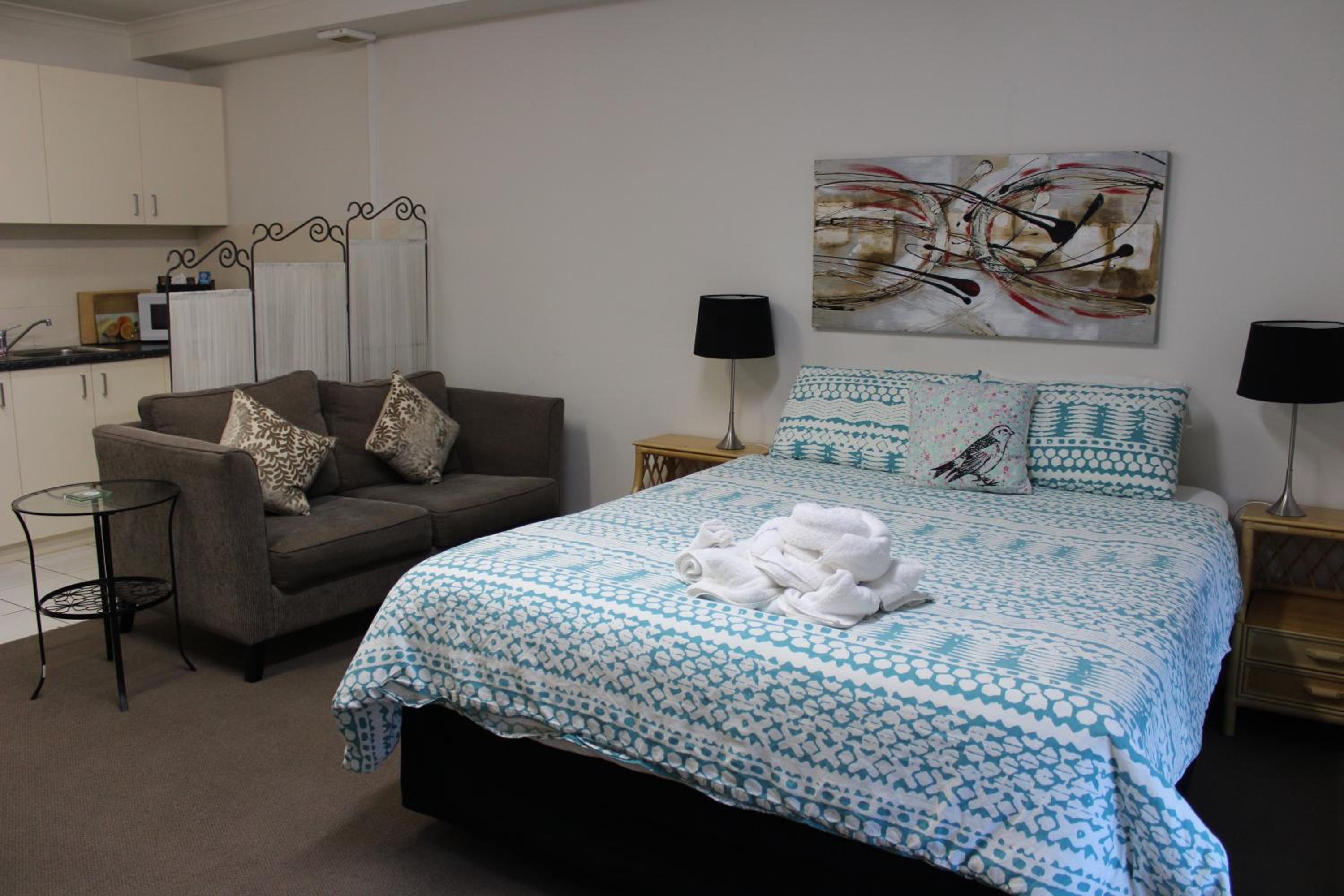Box Hill Studio Apartment 2 view 3