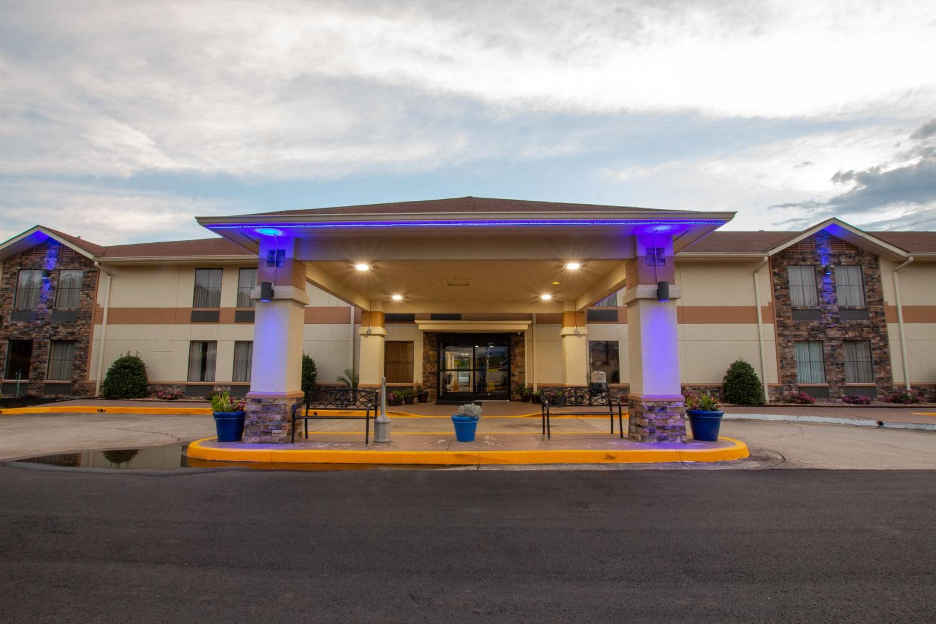 Commerce Vacations - Days Inn  Suites by Wyndham Commerce - Property Image 3