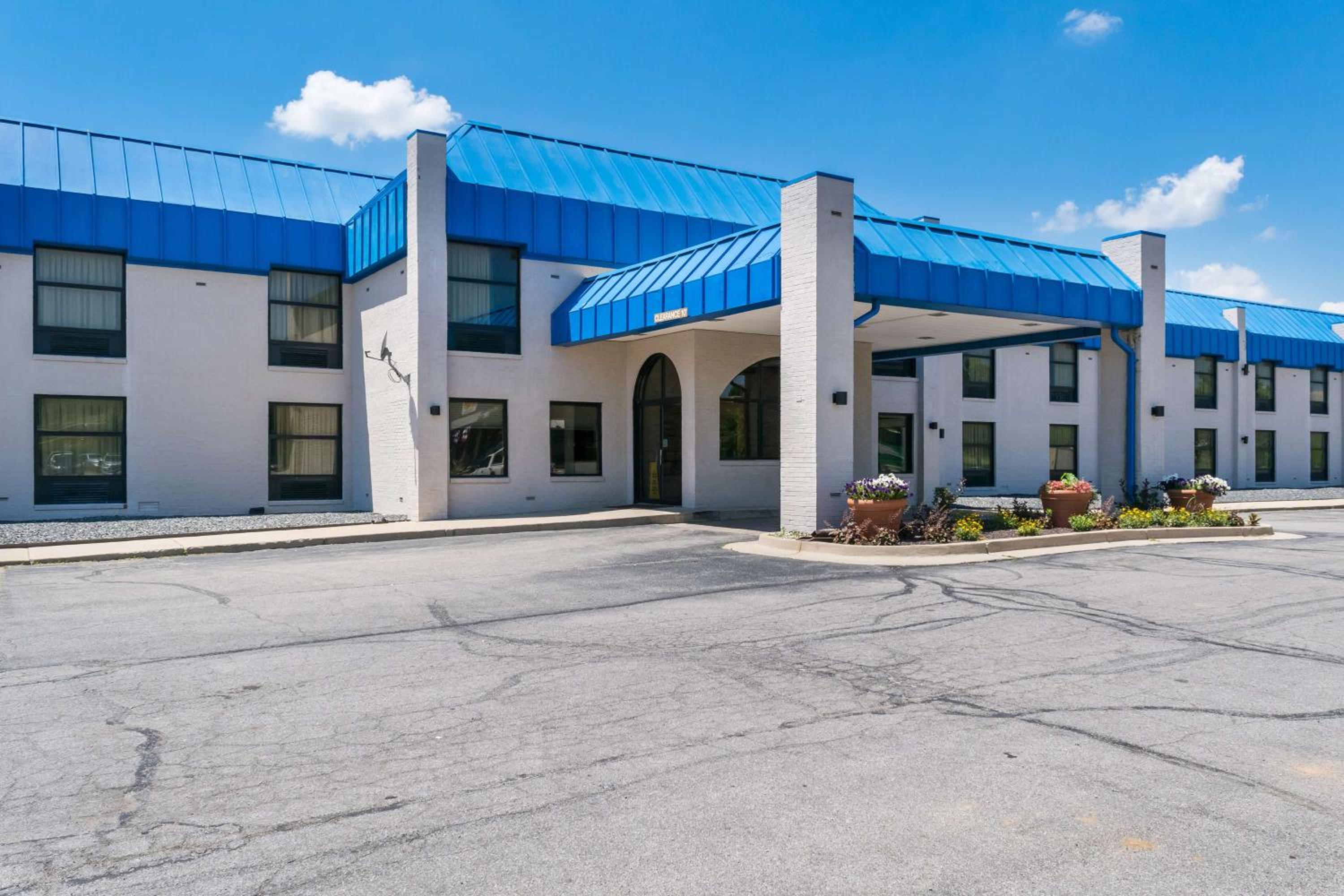 Richmond Vacations - Motel 6-Richmond, IN - Property Image 2