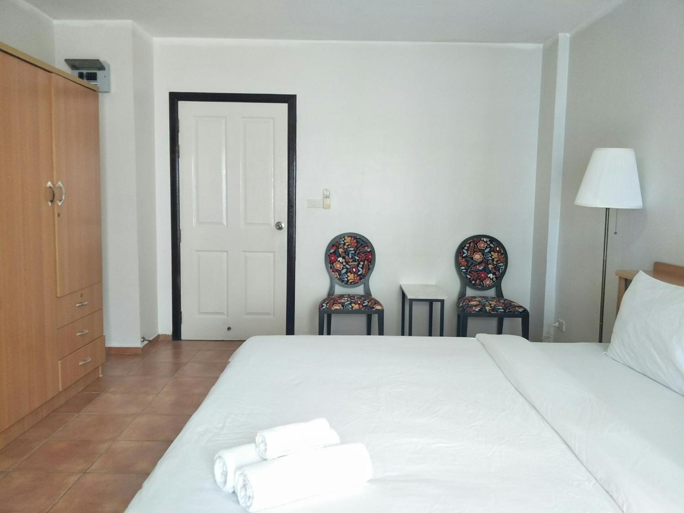 Lomsabai Apartments