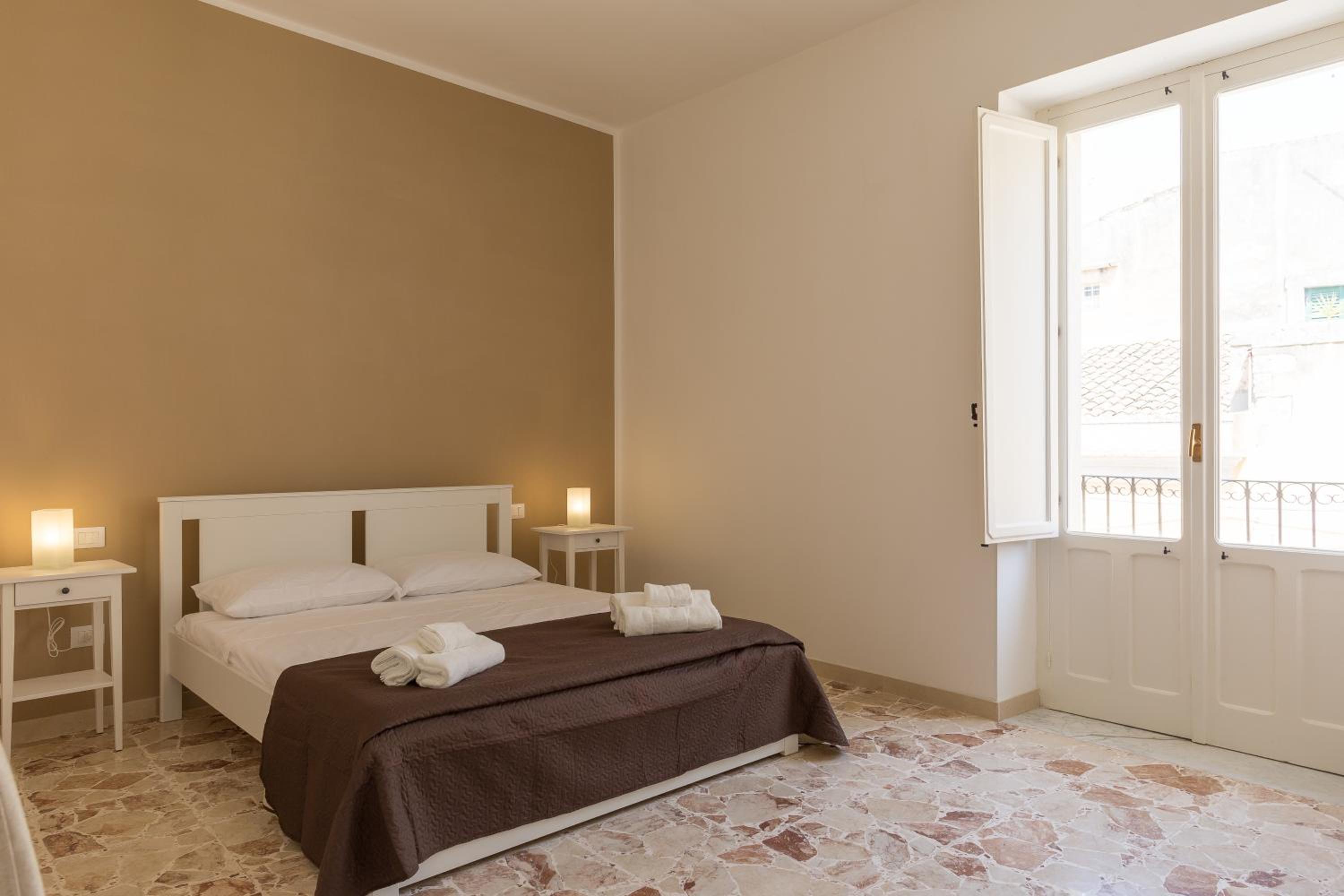 Central Apartments en Noto — hotel room