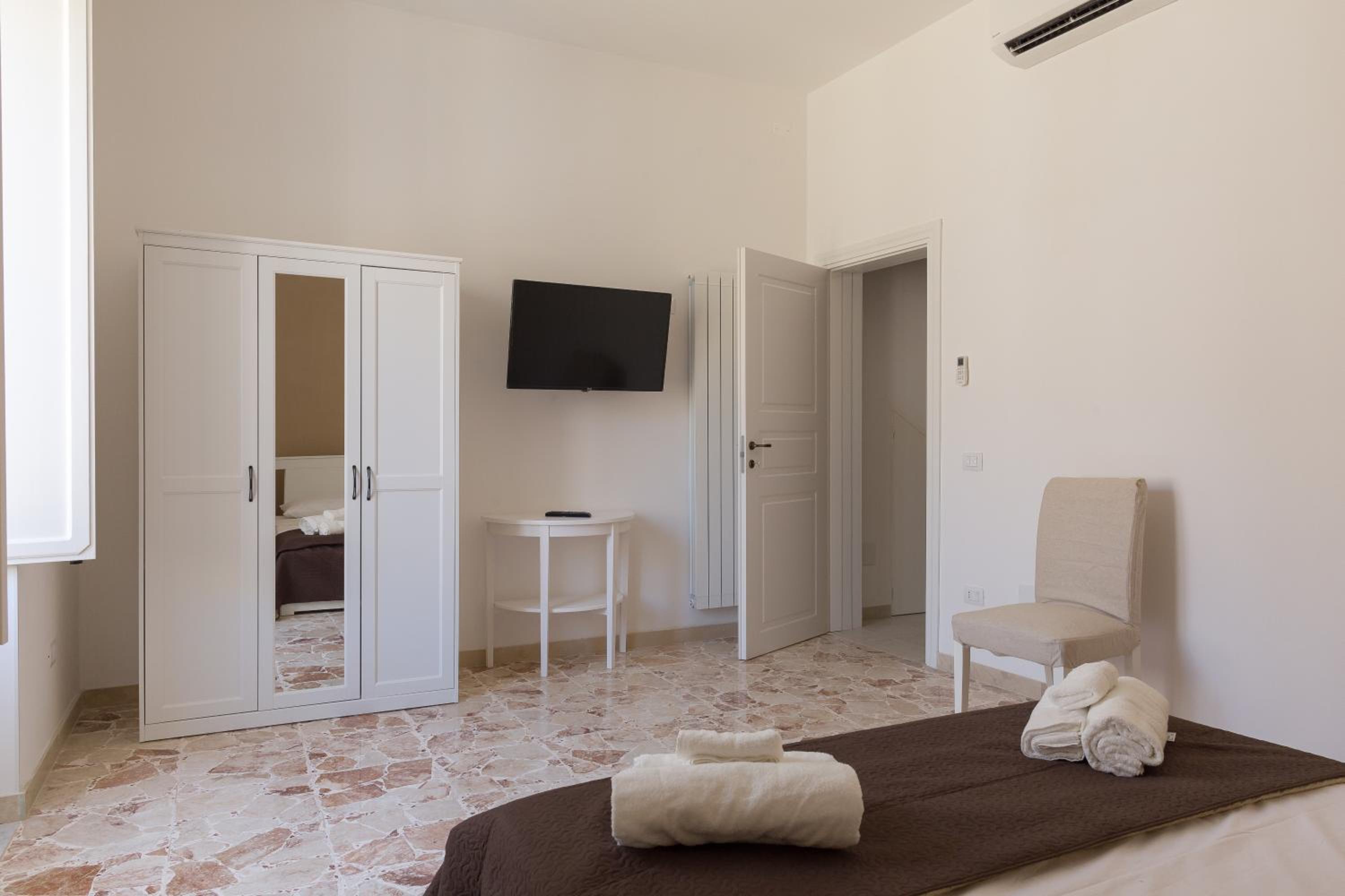 Central Apartments en Noto — hotel room