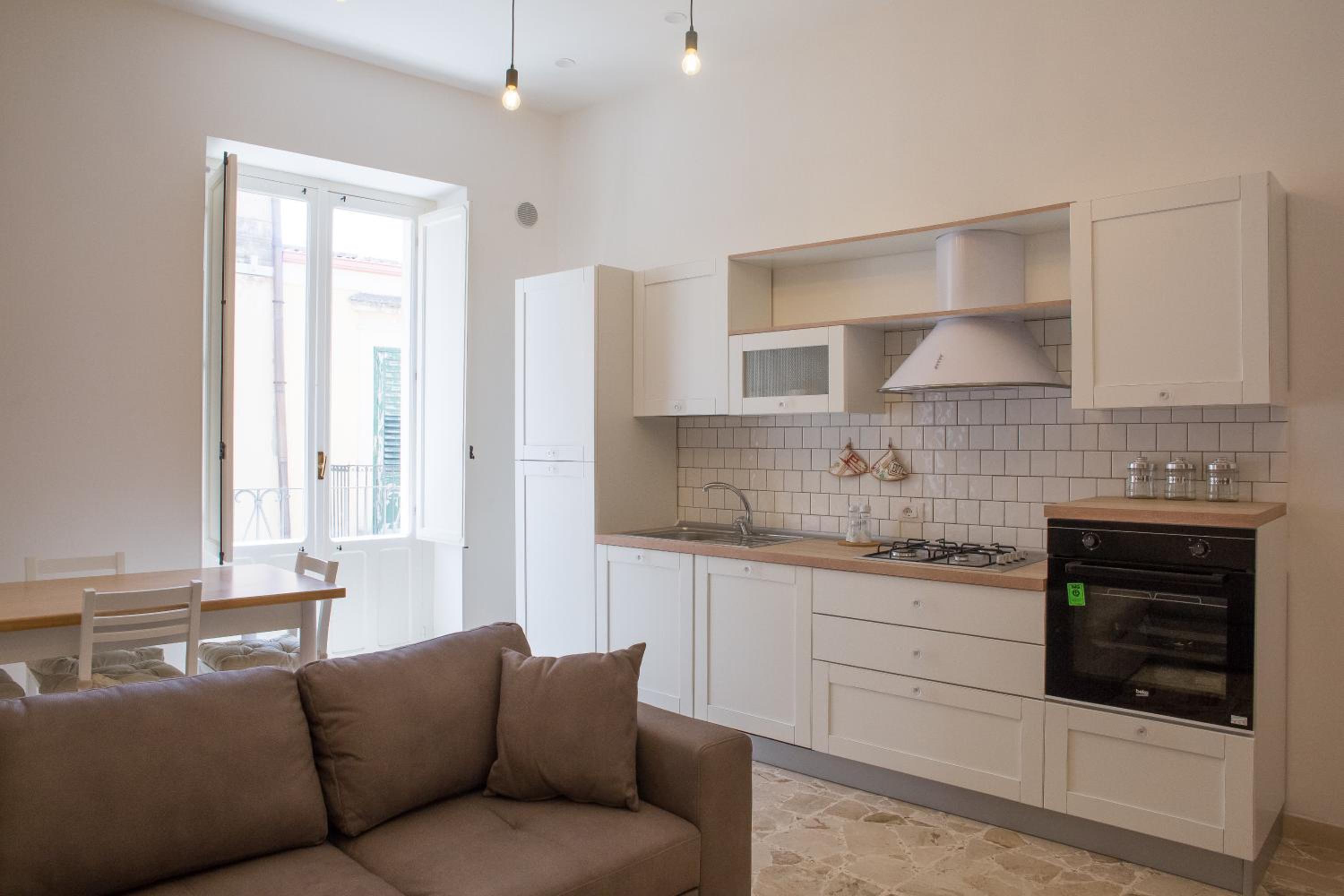 Central Apartments en Noto — kitchen