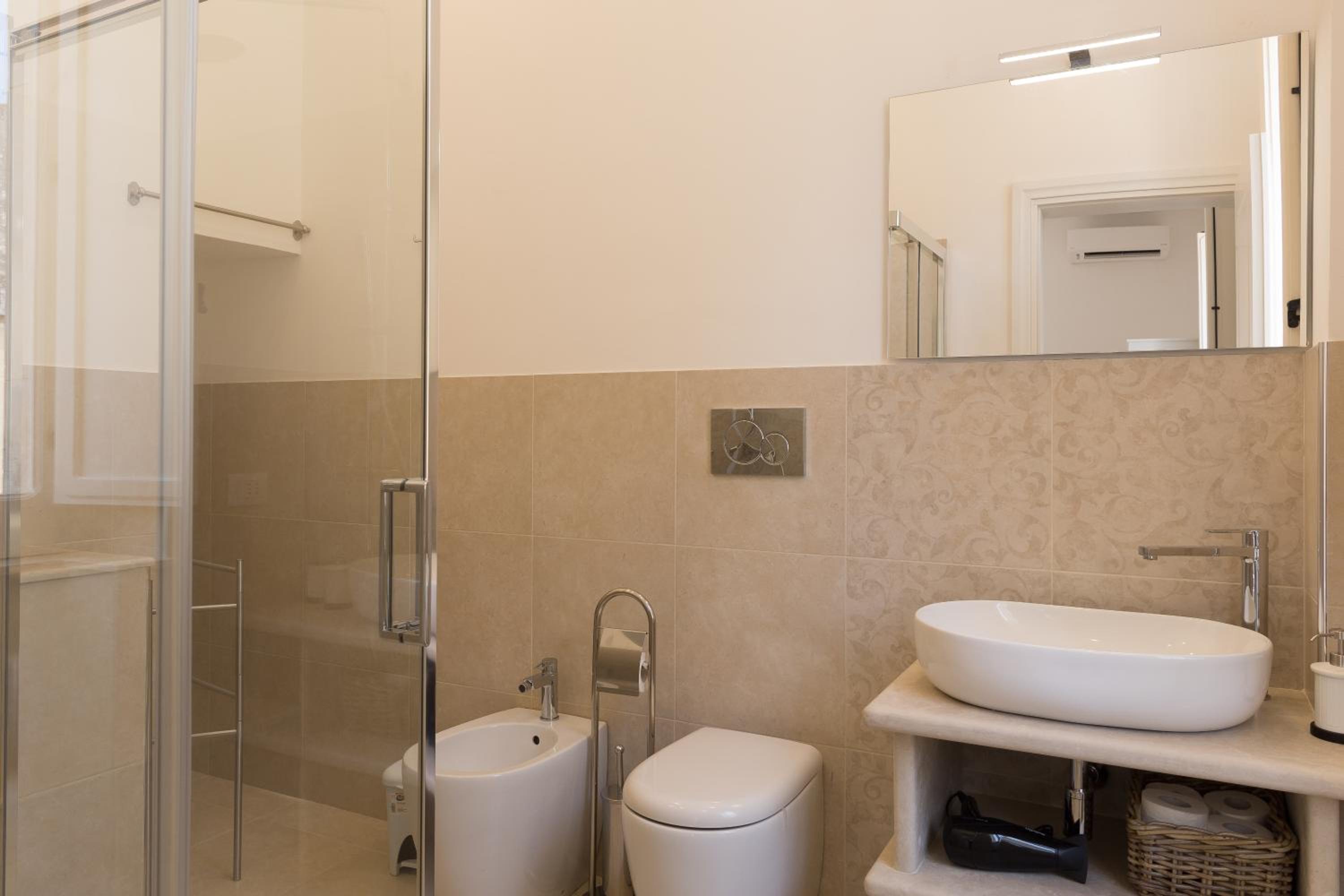 Central Apartments en Noto — bathroom