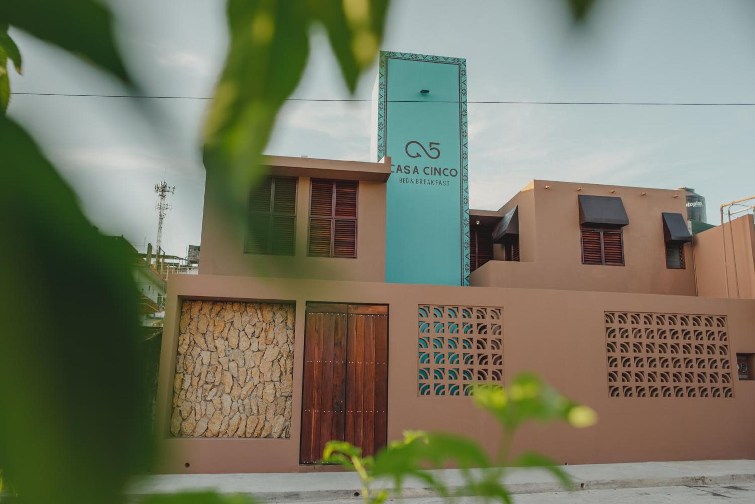 Hotel Casa 5 Bed & Breakfast - Image 1