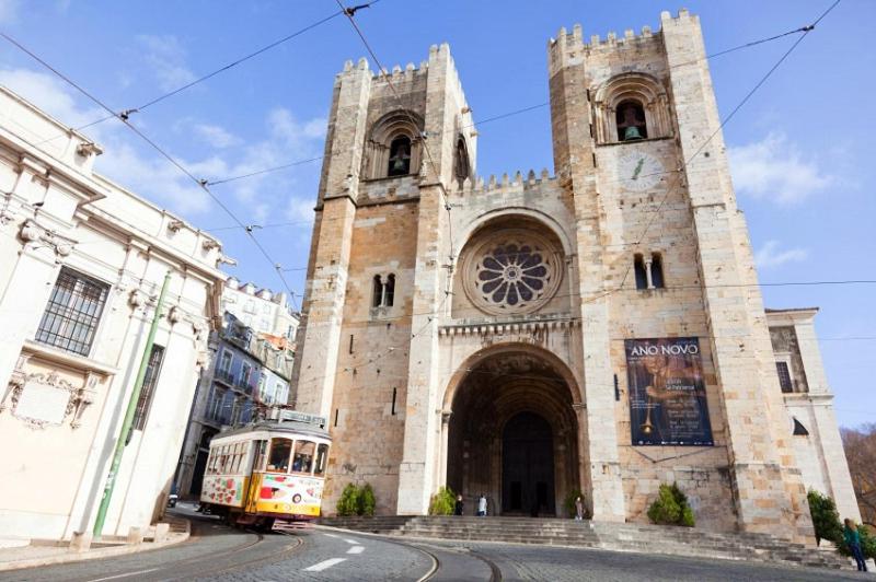 Lisbon Alfama Street View photo 5