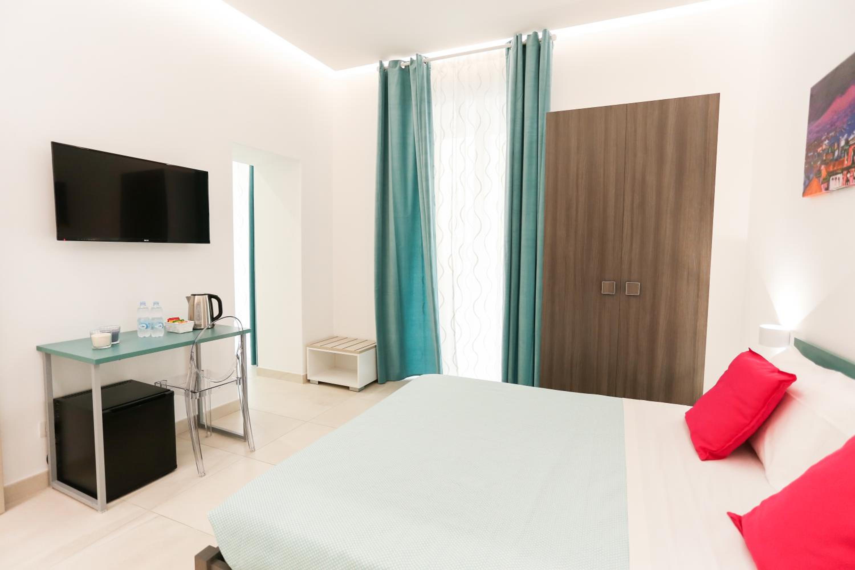 Cortese en Naples — hotel room