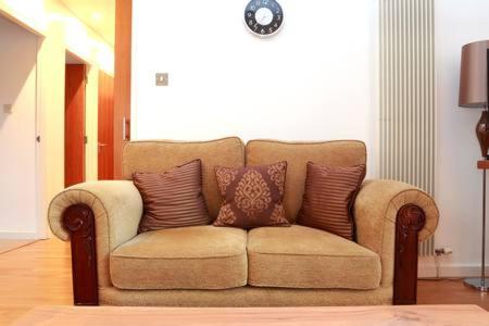 Holyrood Apartment with parking & lift access view 3