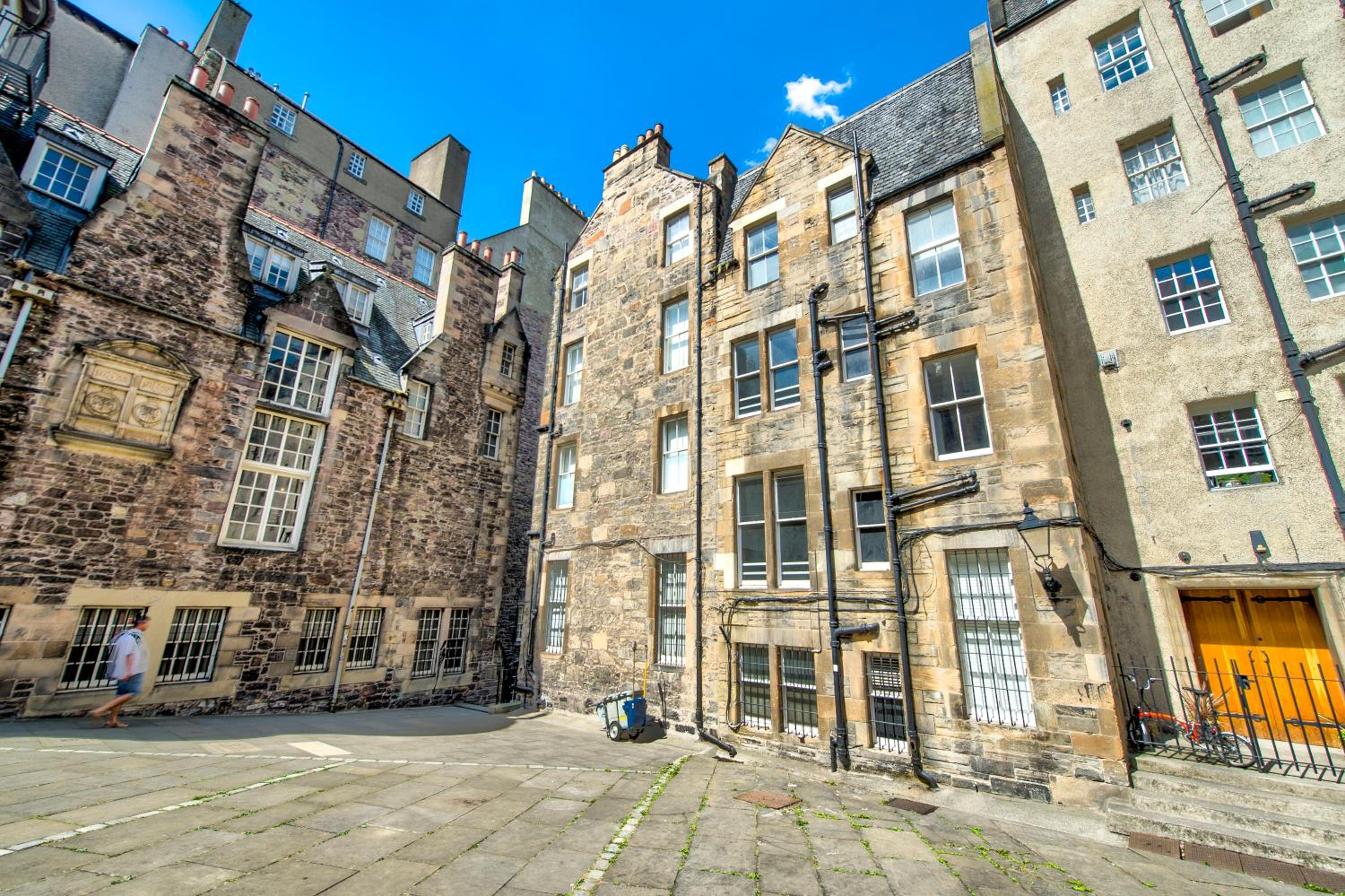 Modern flat with fantastic views by the Royal Mile view 3