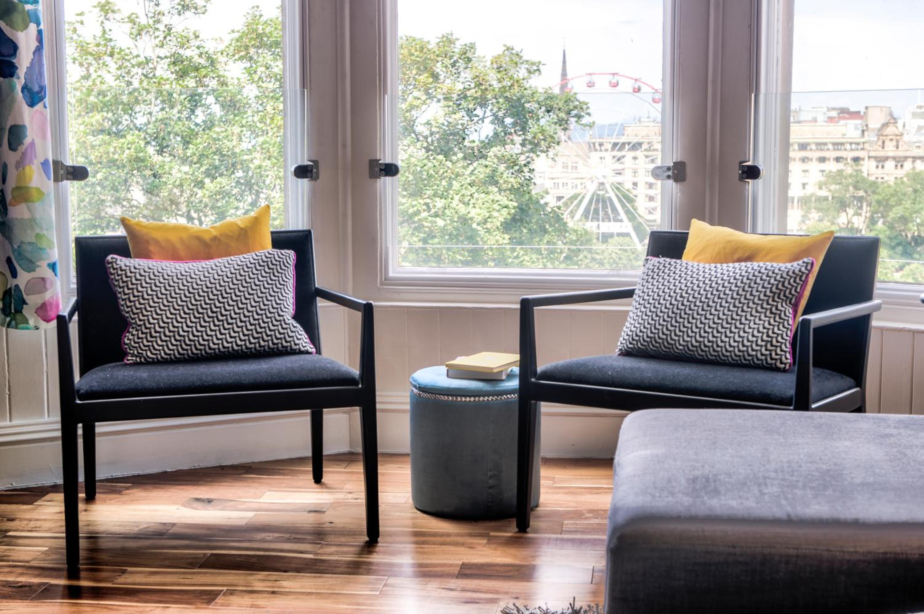 Modern flat with fantastic views by the Royal Mile view 4