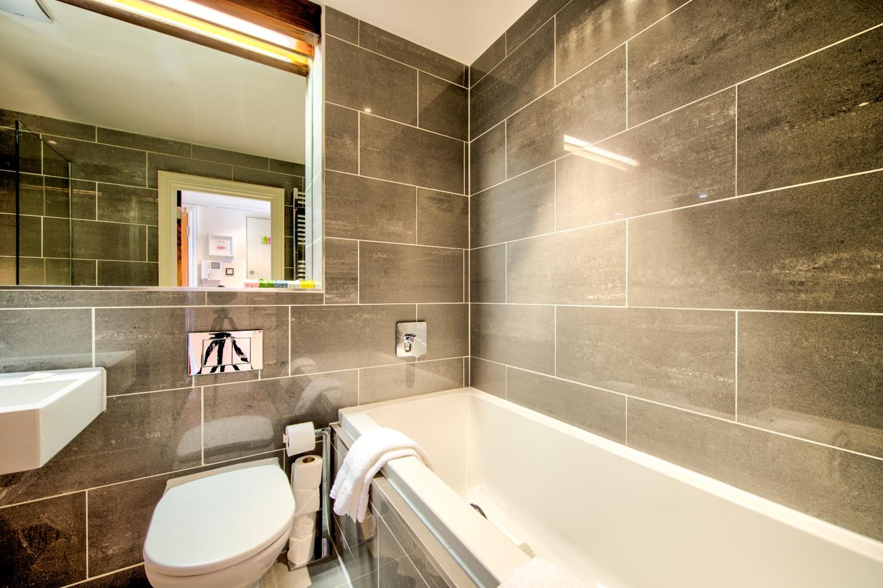 Modern flat with fantastic views by the Royal Mile view 2