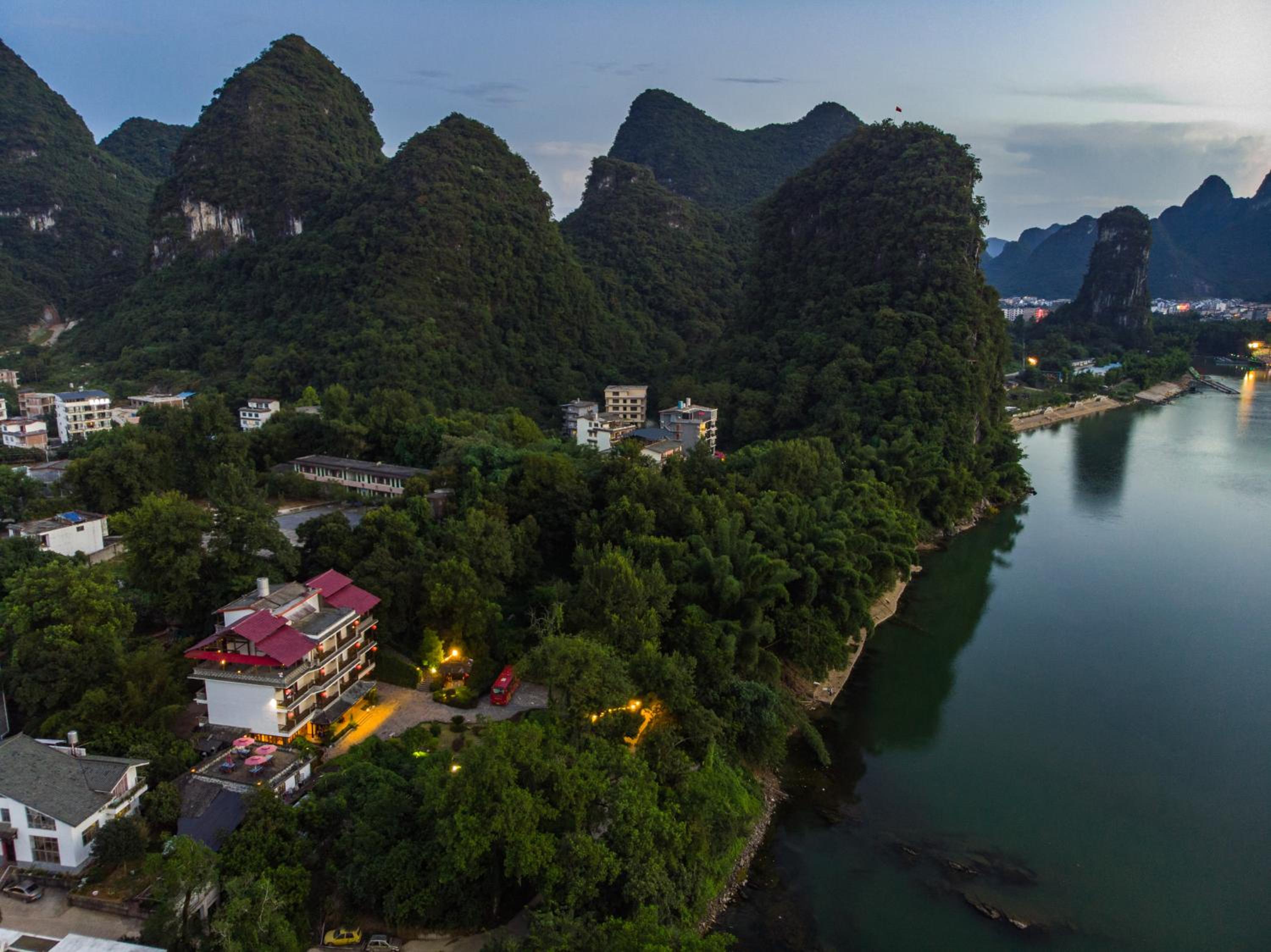 Yangshuo River Lodge Hotel--English speaking team&Swimming pool&Activties organized&Free pick up from Airport or TS over 3 nights