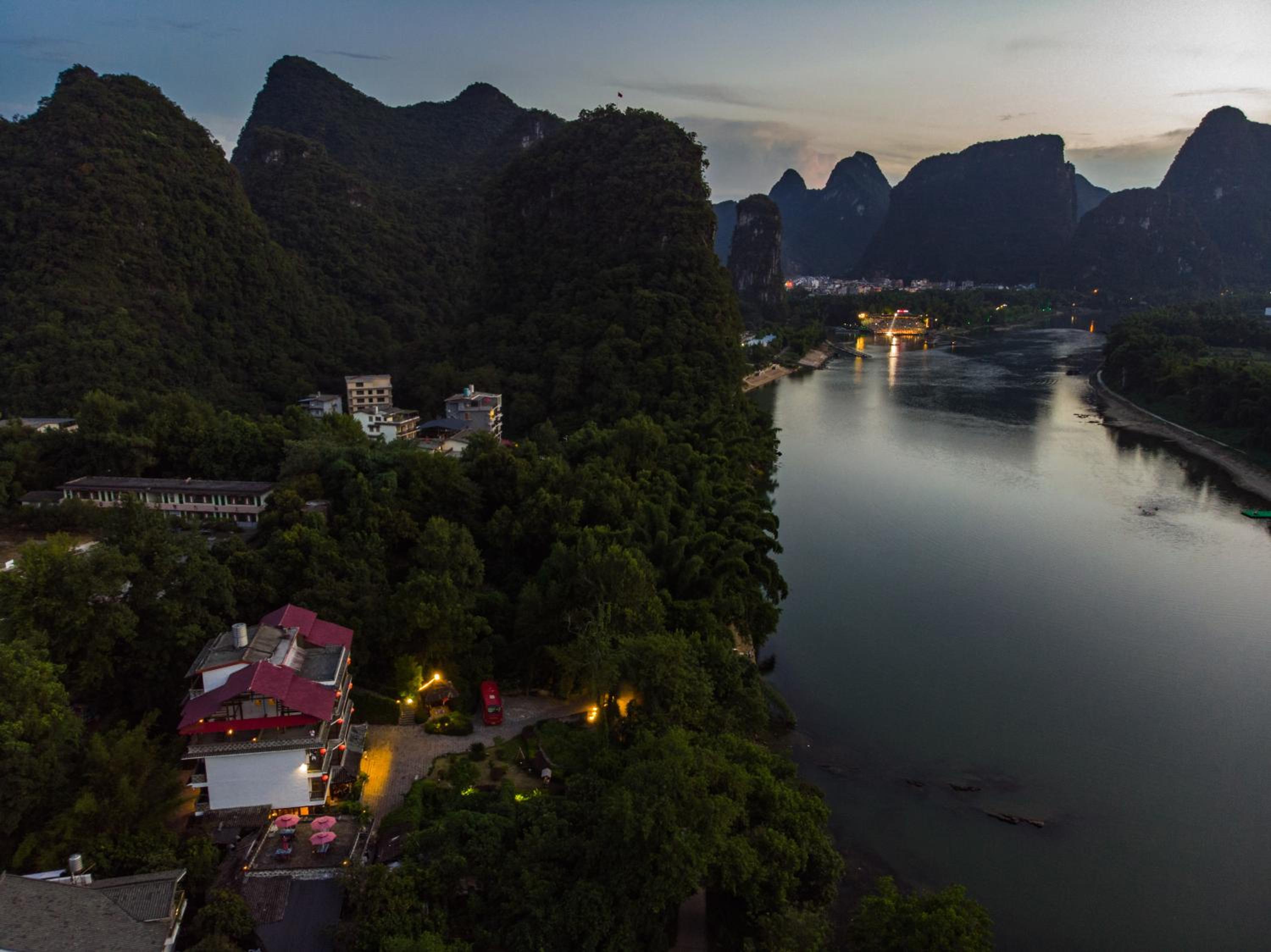 Yangshuo River Lodge Hotel--English speaking team&Swimming pool&Activties organized&Free pick up from Airport or TS over 3 nights