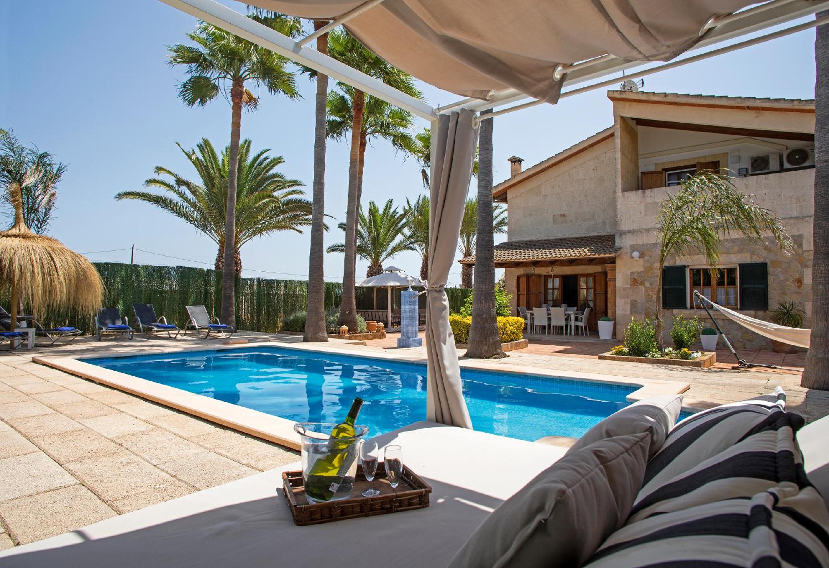Villa Agueda en Muro — recepcion & lobby
