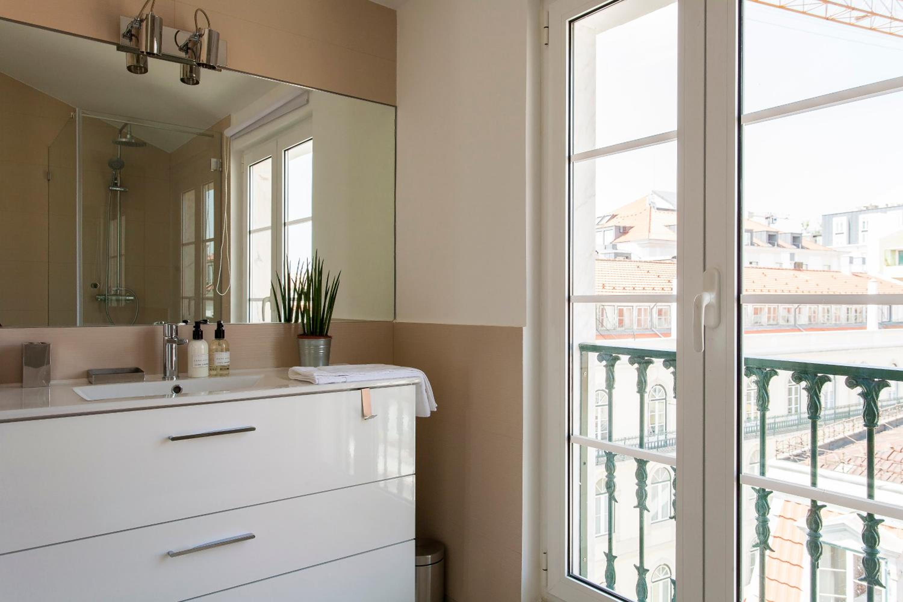 Chiado River View Deluxe Apartment view 3