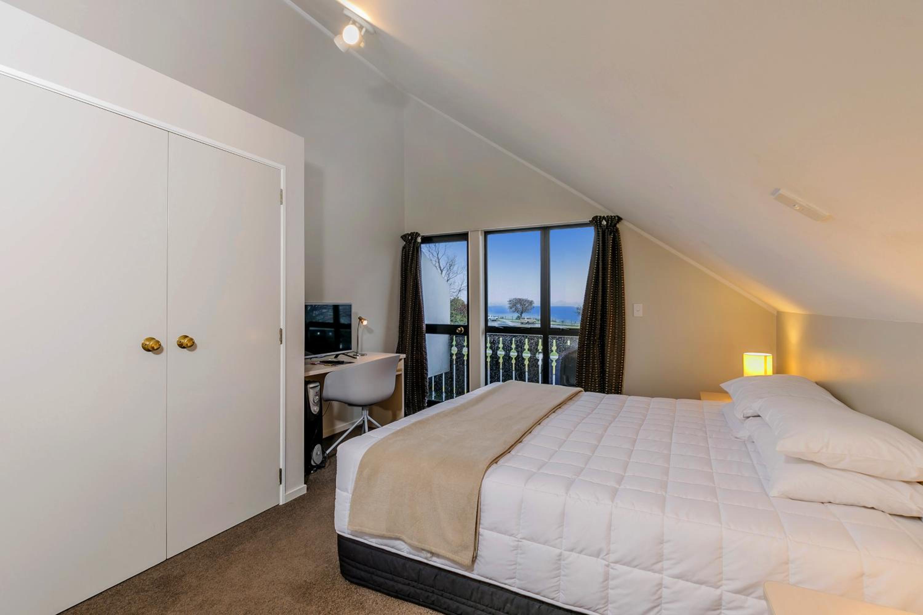 Le Chalet Suisse Motel Taupo — photo 47