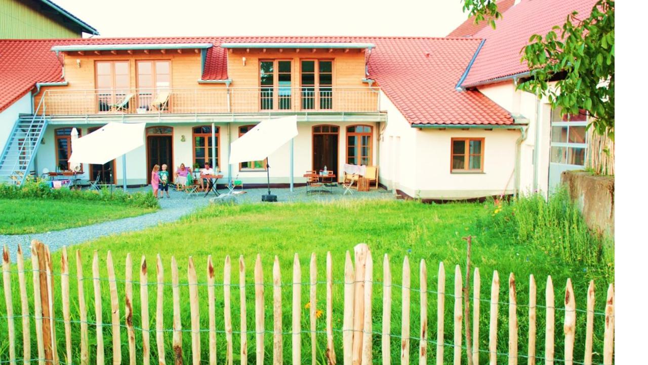 Allgäu Ferienhof Schönberger - Nachhaltige Design Wohnungen bis 6 Personen, Indoor- & Outdoorspielplatz, Lagerfeuer, Brötchenservice