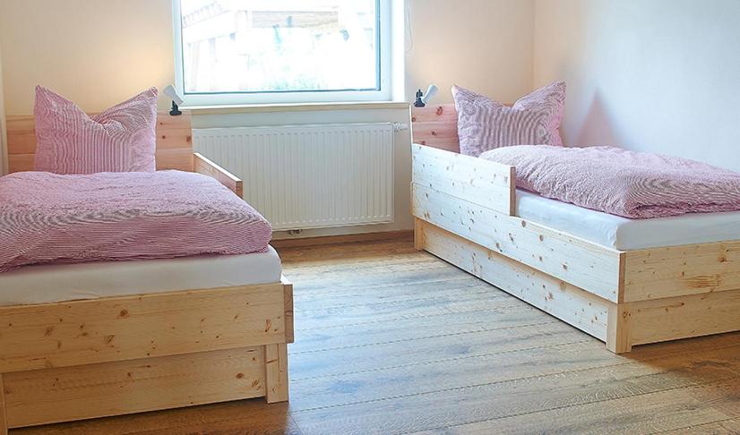 Allgäu Ferienhof Schönberger - Nachhaltige Design Wohnungen bis 6 Personen, Indoor- & Outdoorspielplatz, Lagerfeuer, Brötchenservice