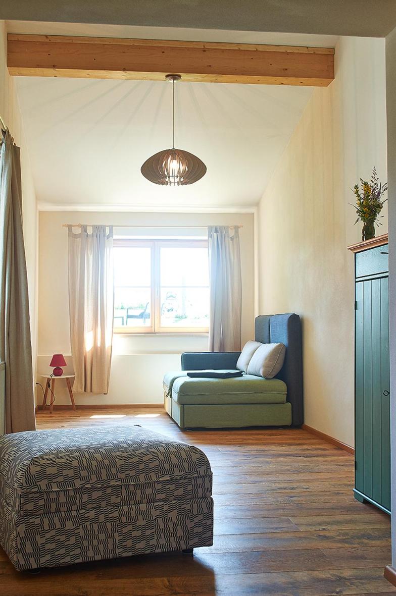 Allgäu Ferienhof Schönberger - Nachhaltige Design Wohnungen bis 6 Personen, Indoor- & Outdoorspielplatz, Lagerfeuer, Brötchenservice