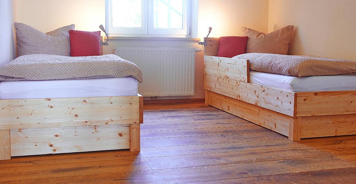 Allgäu Ferienhof Schönberger - Nachhaltige Design Wohnungen bis 6 Personen, Indoor- & Outdoorspielplatz, Lagerfeuer, Brötchenservice