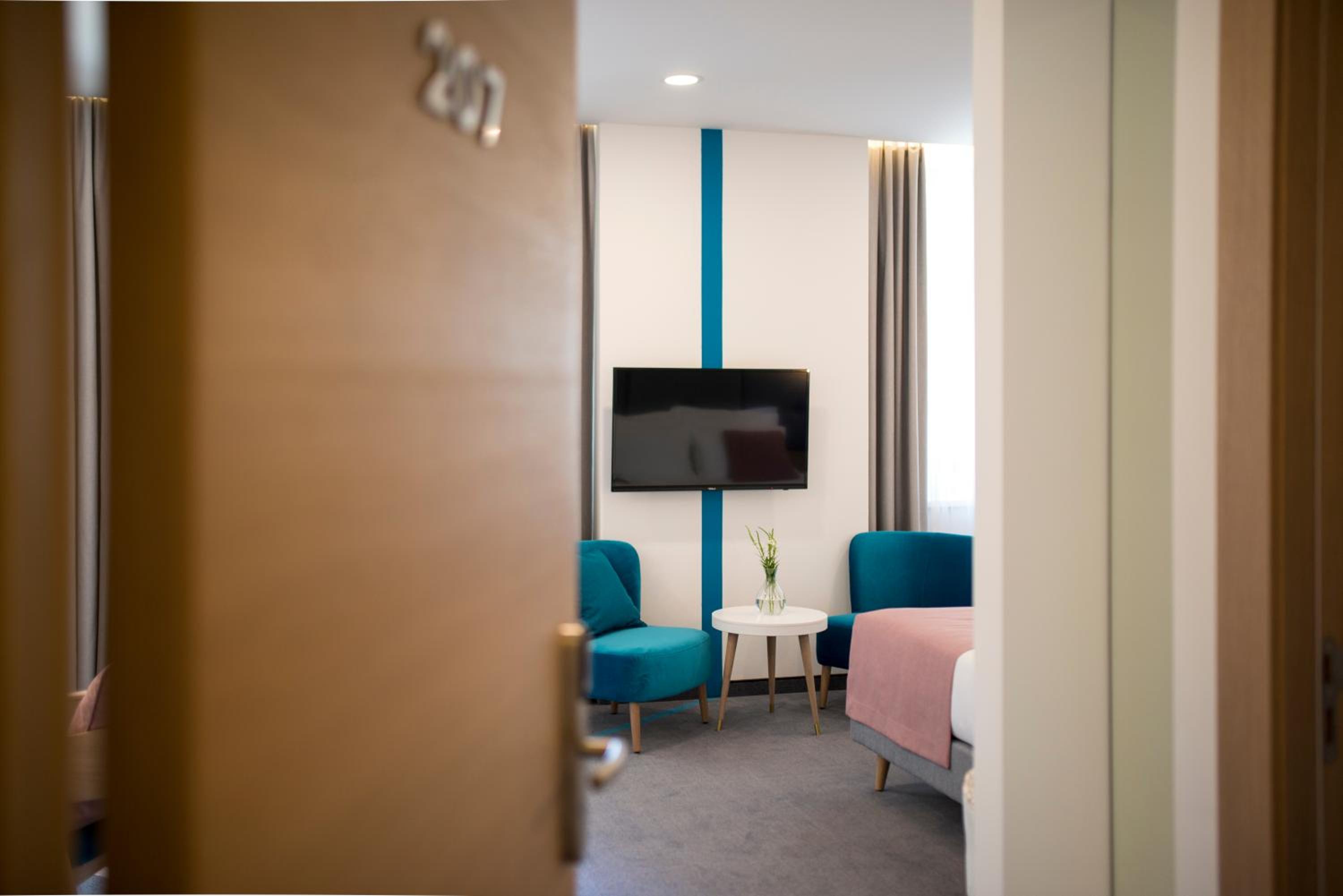 City Nest Modern & Cozy Suites