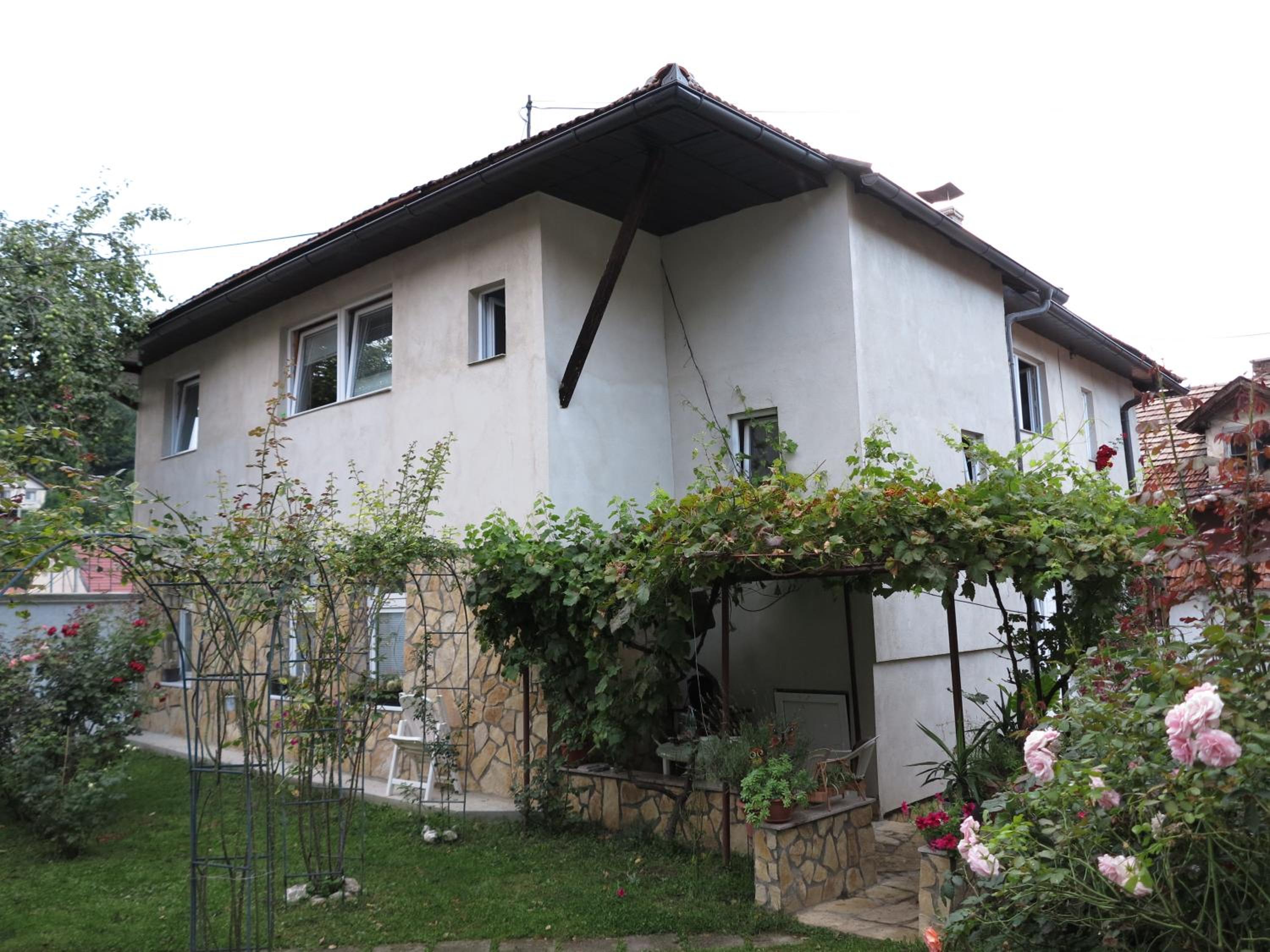 Modern&Cozy Bosnian house with GARDEN+FREE parking