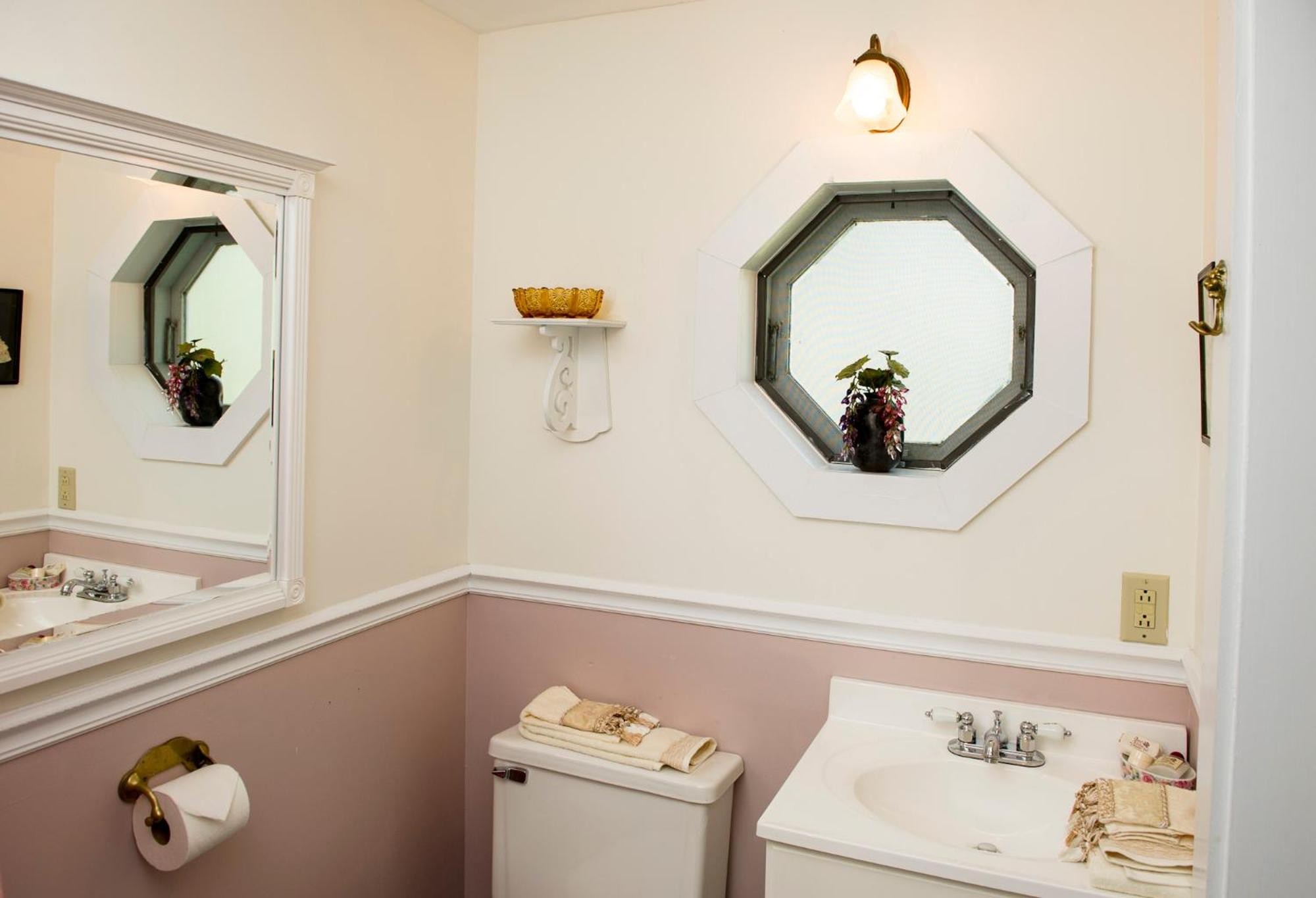 Anne's White Columns Inn