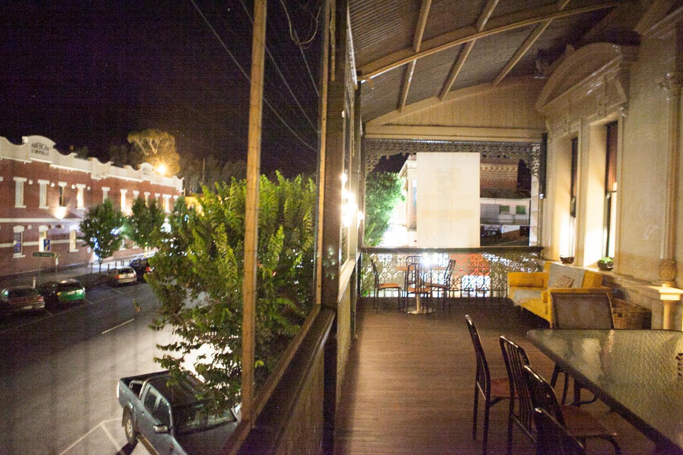 Treehouse Hideouts Balcony Apartment - Port of Echuca Townhouse