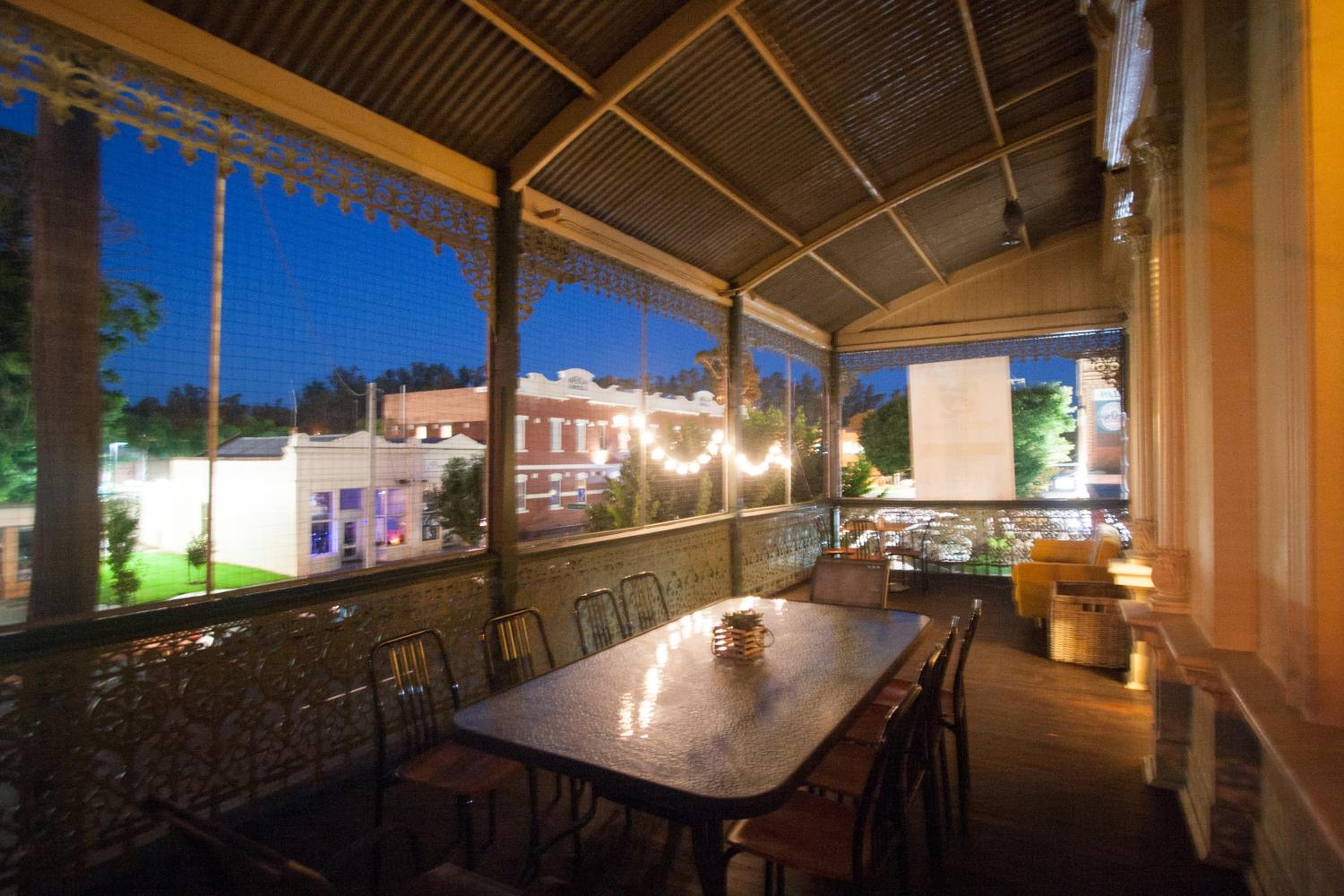 Treehouse Hideouts Balcony Apartment - Port of Echuca Townhouse