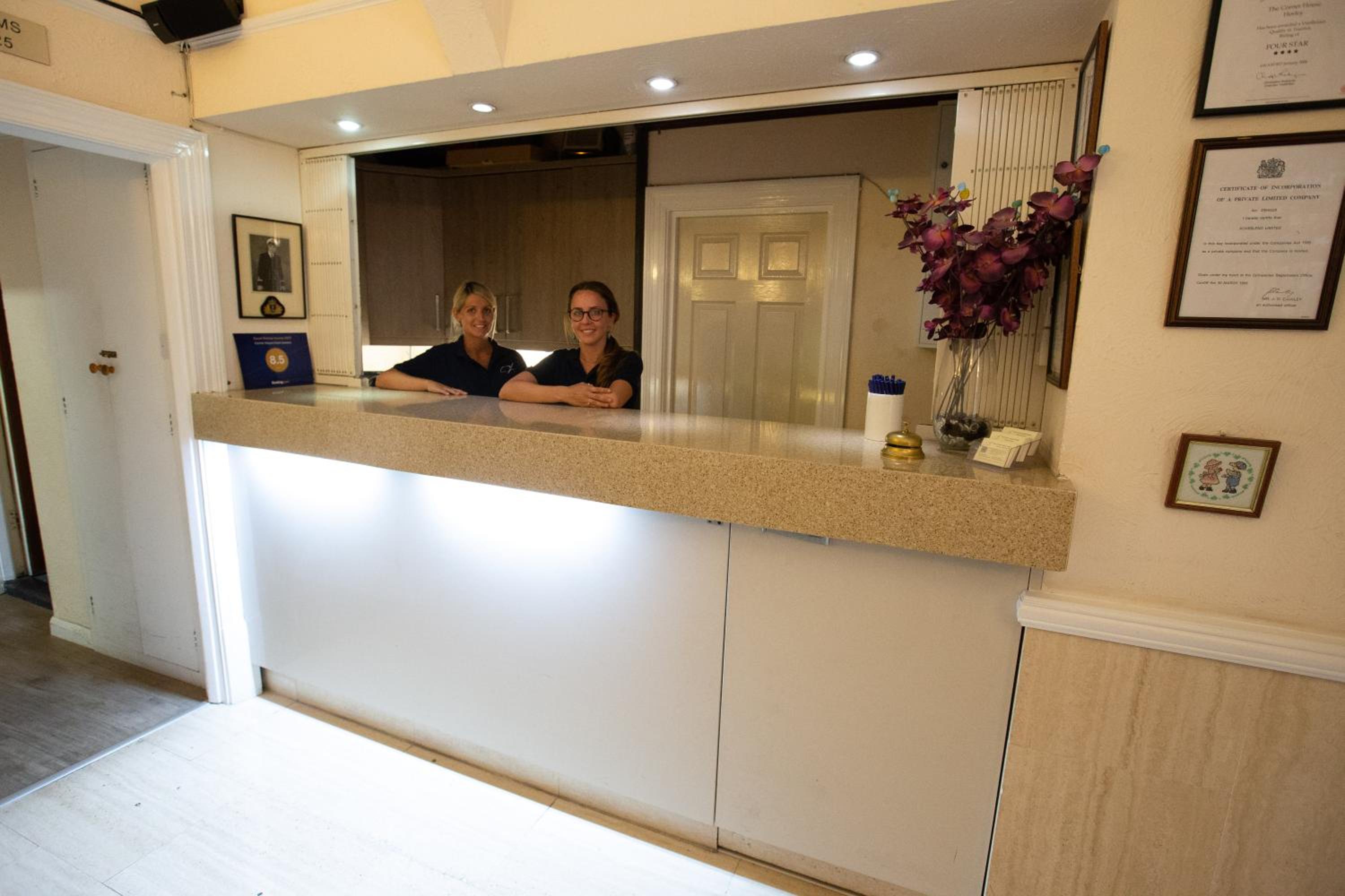 Horley Vacations - Corner House Hotel Gatwick with bookable Holiday parking - Property Image 3