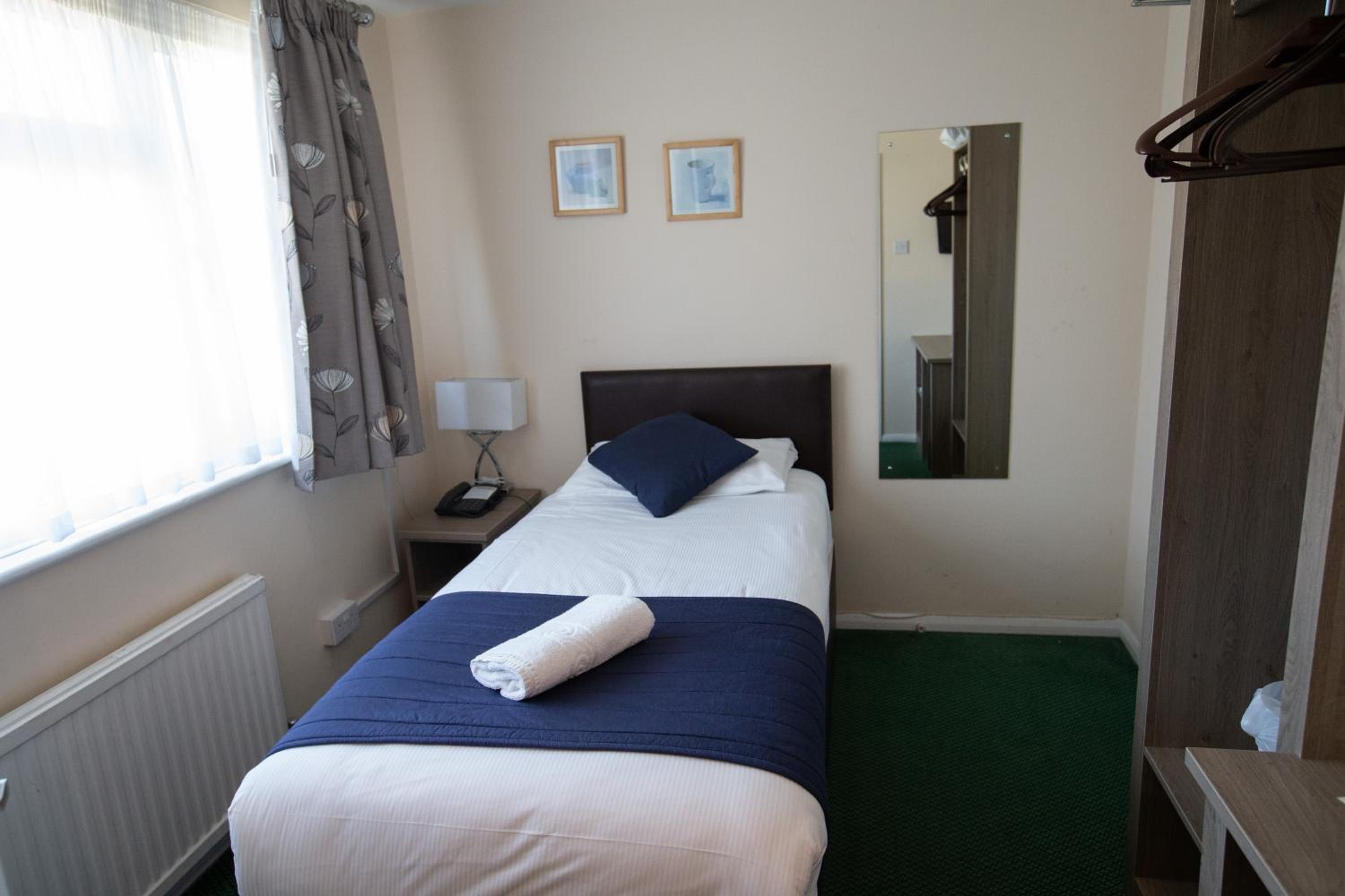 Horley Vacations - Corner House Hotel Gatwick with bookable Holiday parking - Property Image 8