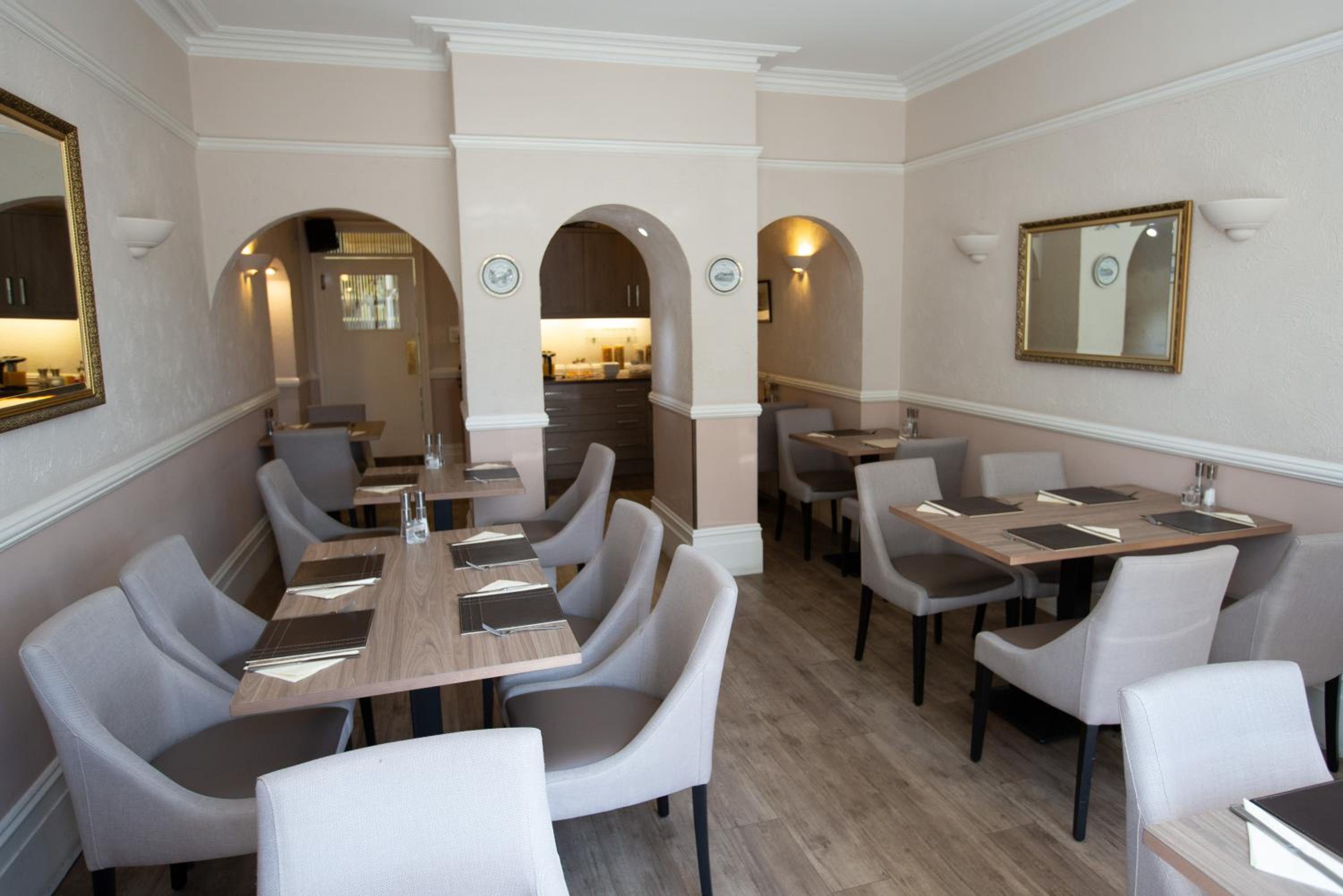 Horley Vacations - Corner House Hotel Gatwick with bookable Holiday parking - Property Image 3