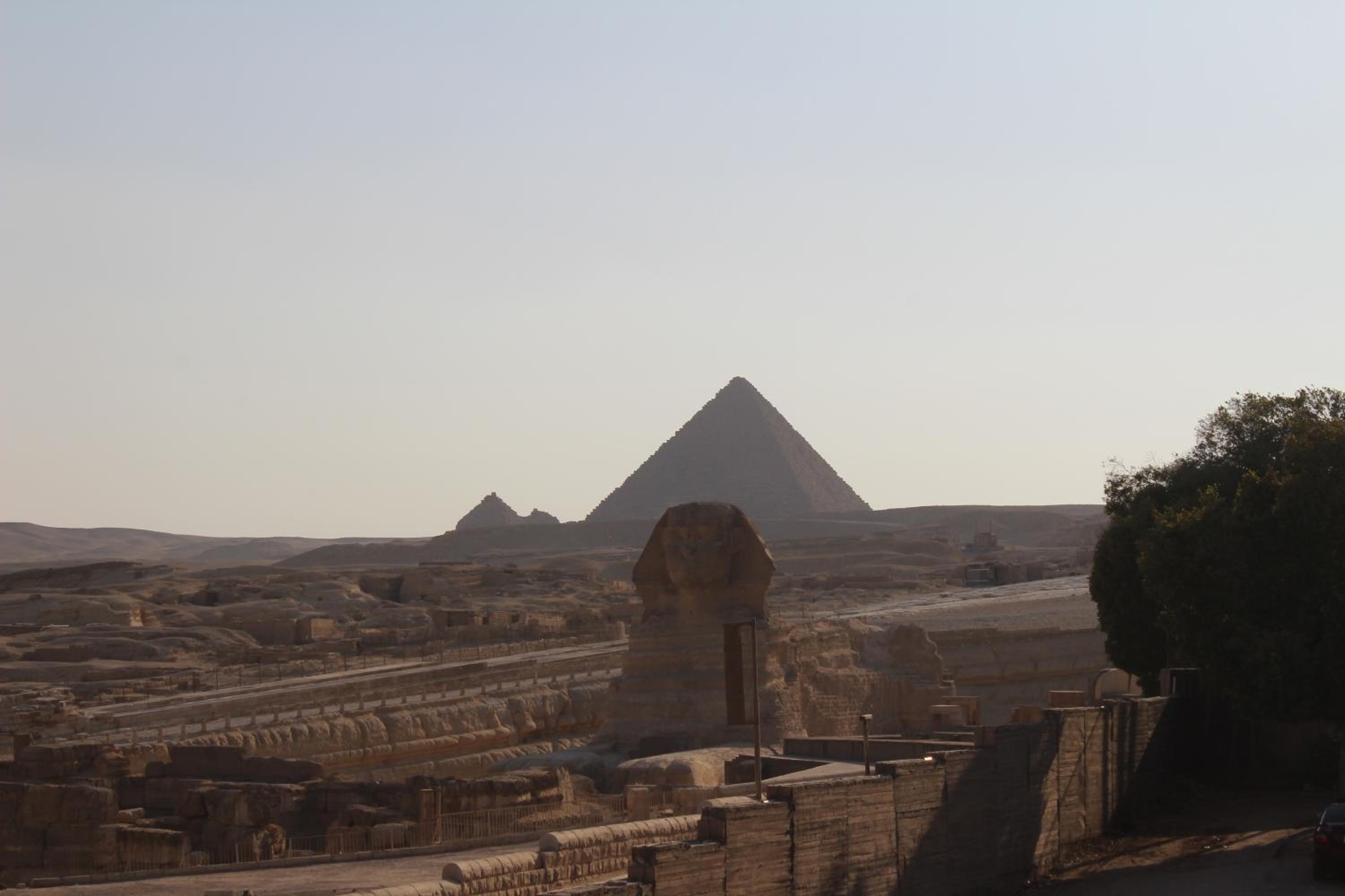 Pyramids Overlook Inn