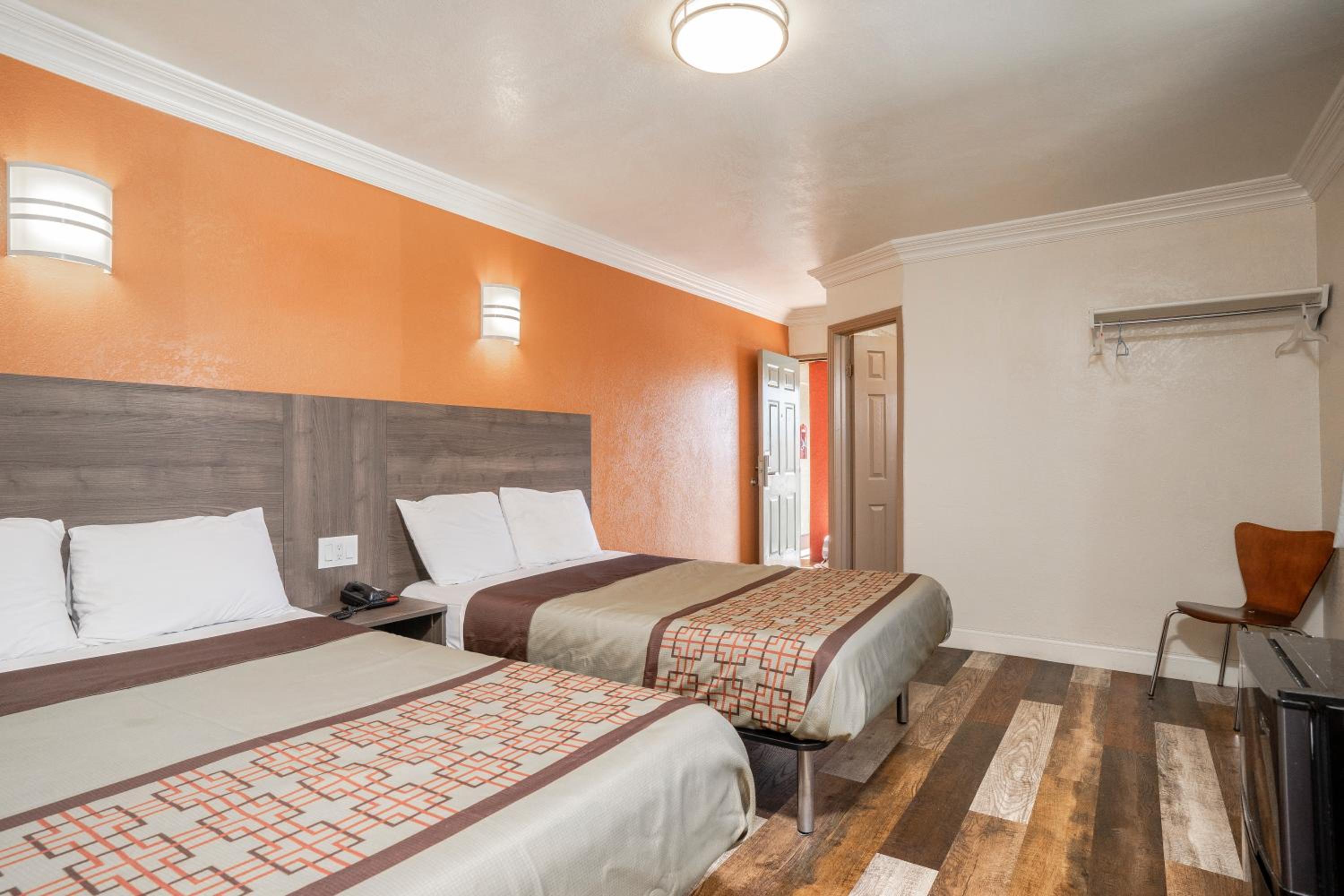 Economy Inn Hollywood - Image 5