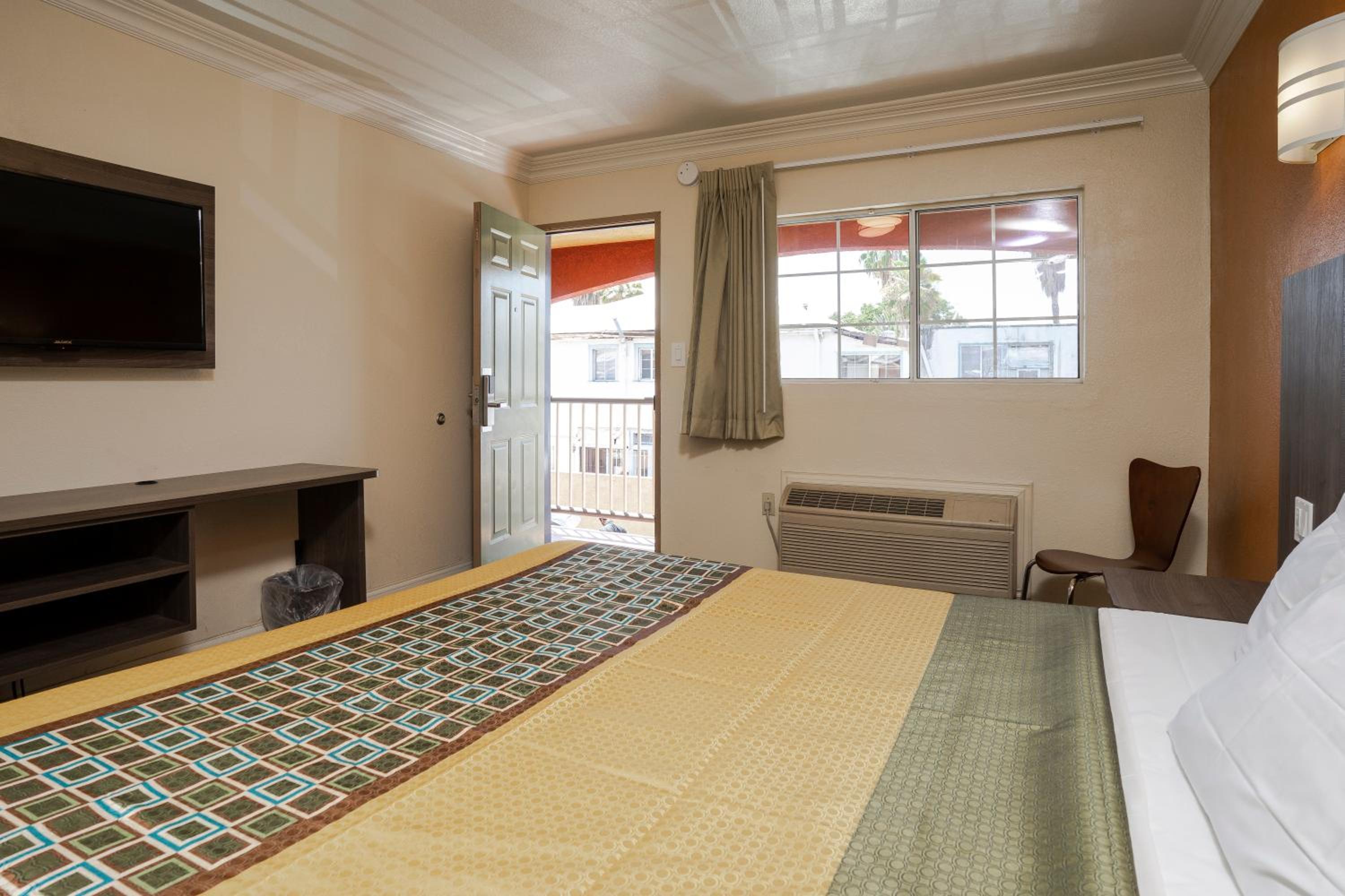 Economy Inn Hollywood - Image 2