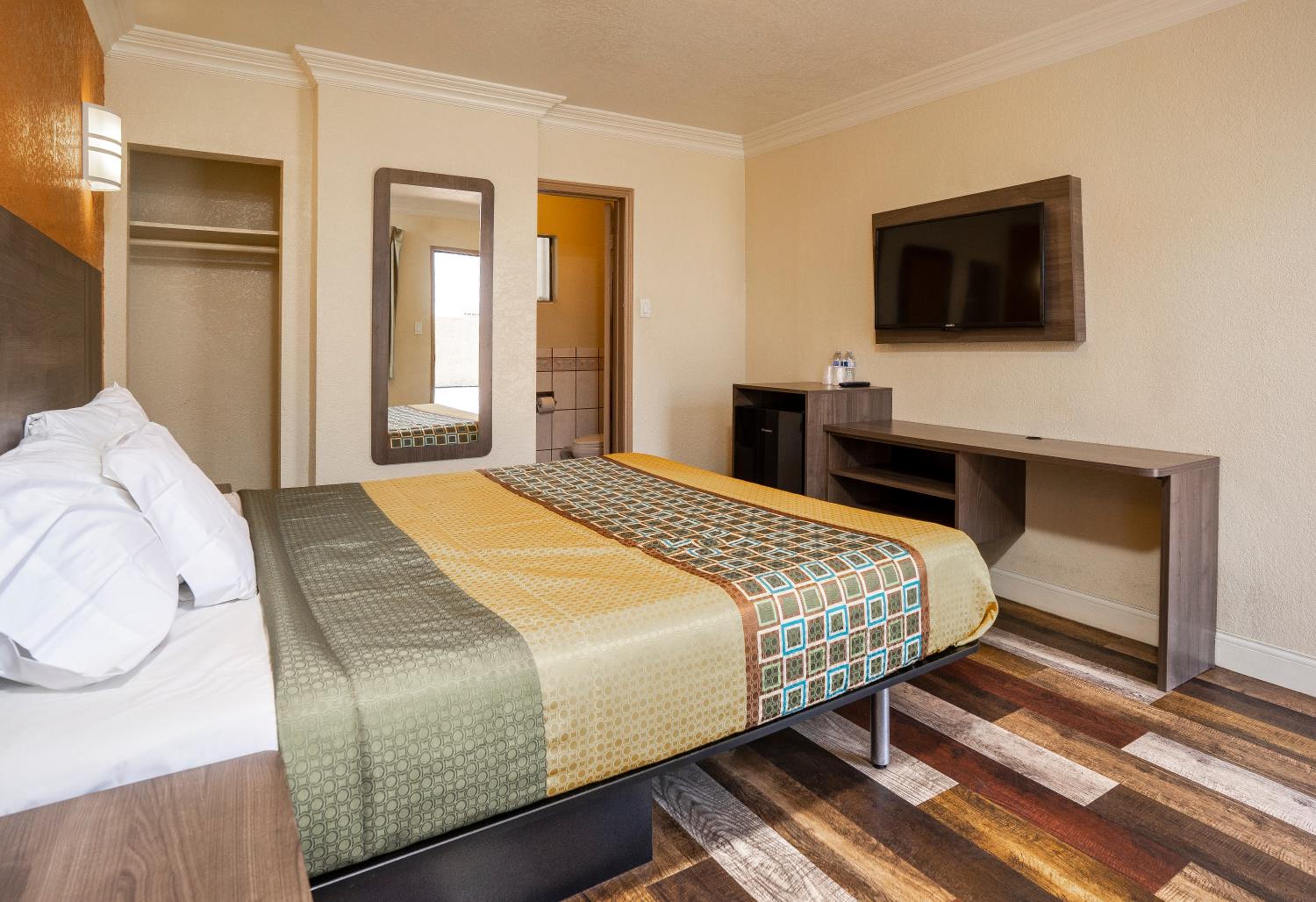 Economy Inn Hollywood - Image 3